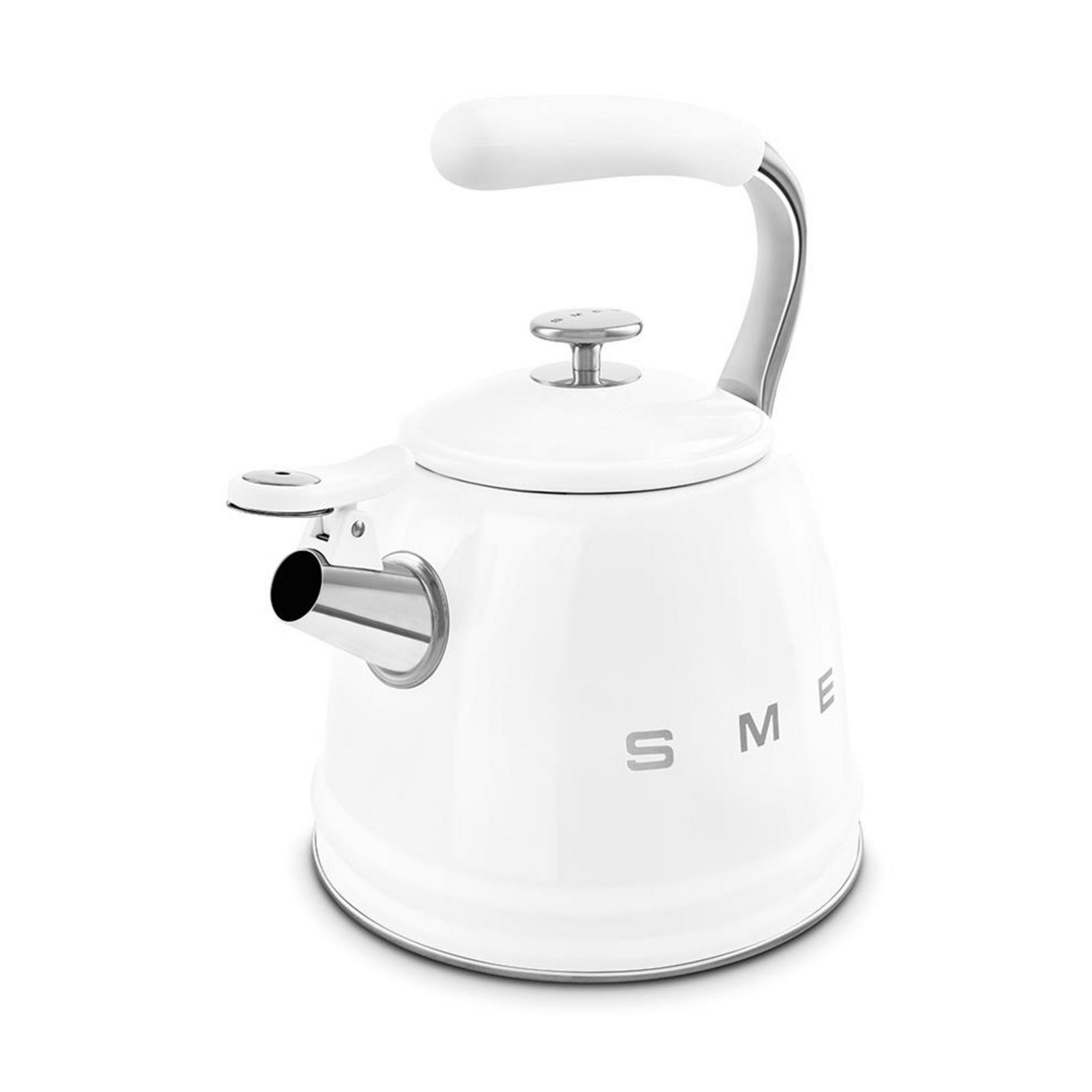 Eine weiße Wasserkocher mit silbernem Griff und Ausguss steht auf weißem Grund.