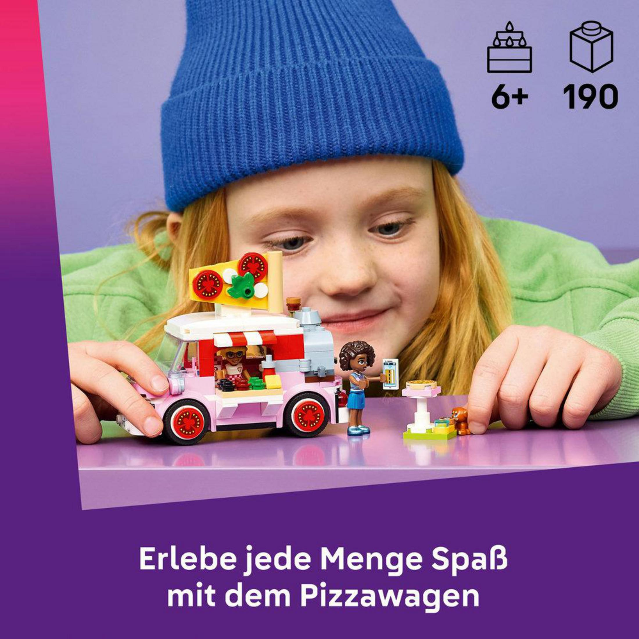 Una bambina gioca con un furgone pizza rosa, con figure e un cane accanto.