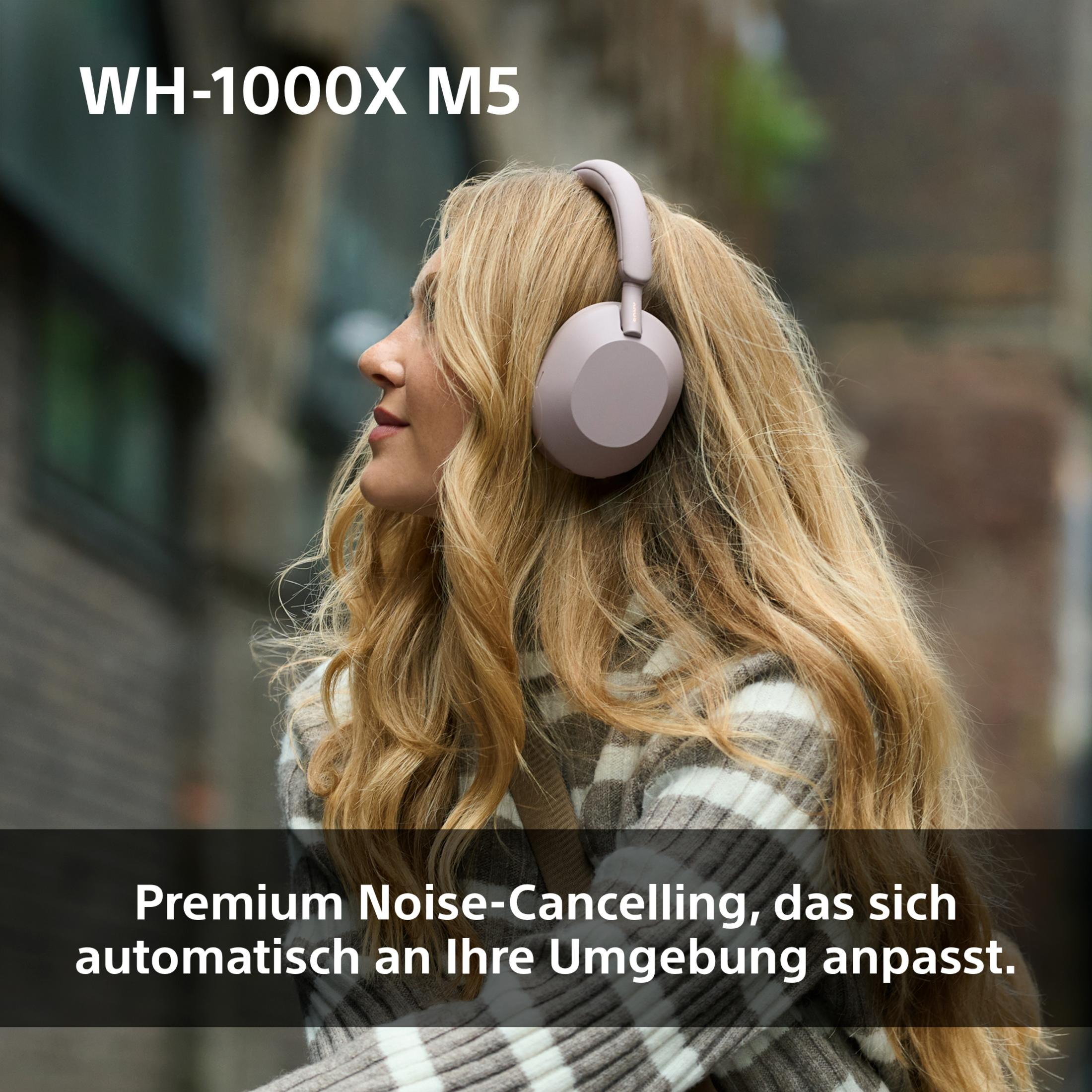 Frau mit blonden Haaren trägt Kopfhörer. WH-1000X M5.