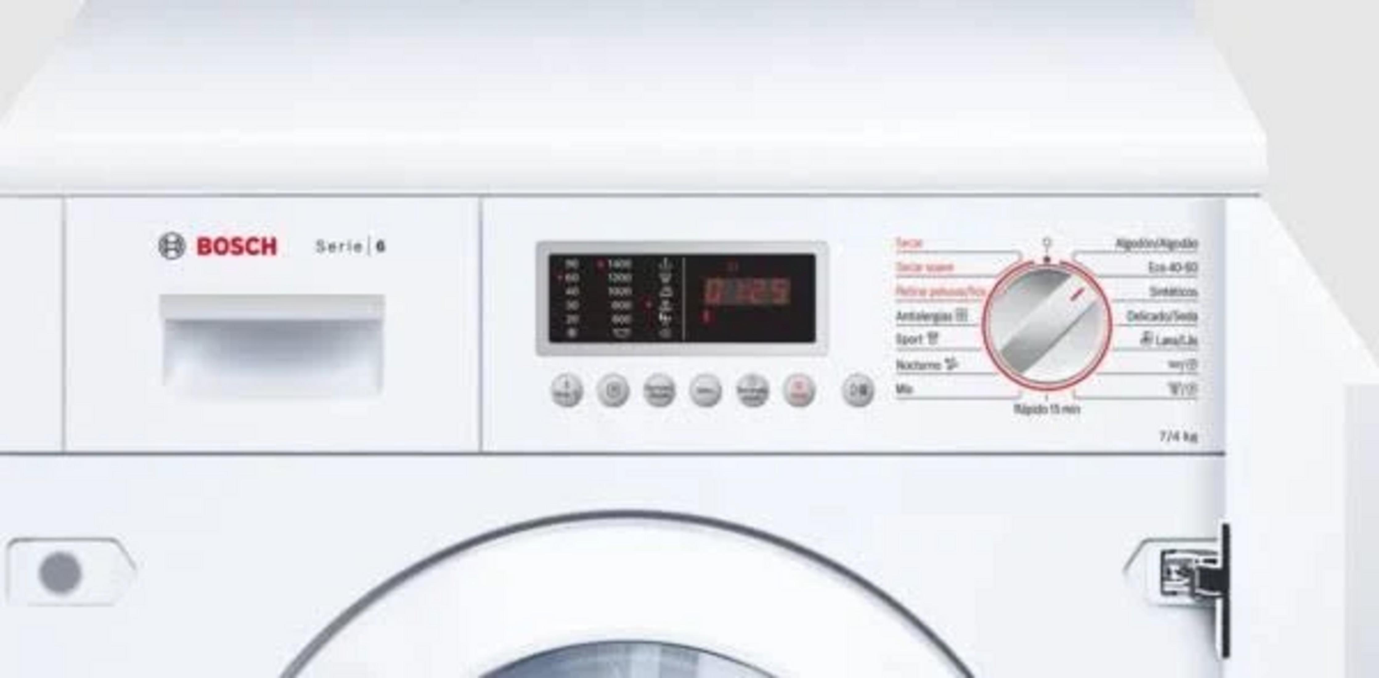 Panel de control de una lavadora Bosch blanca con pantalla digital y selector de programas.