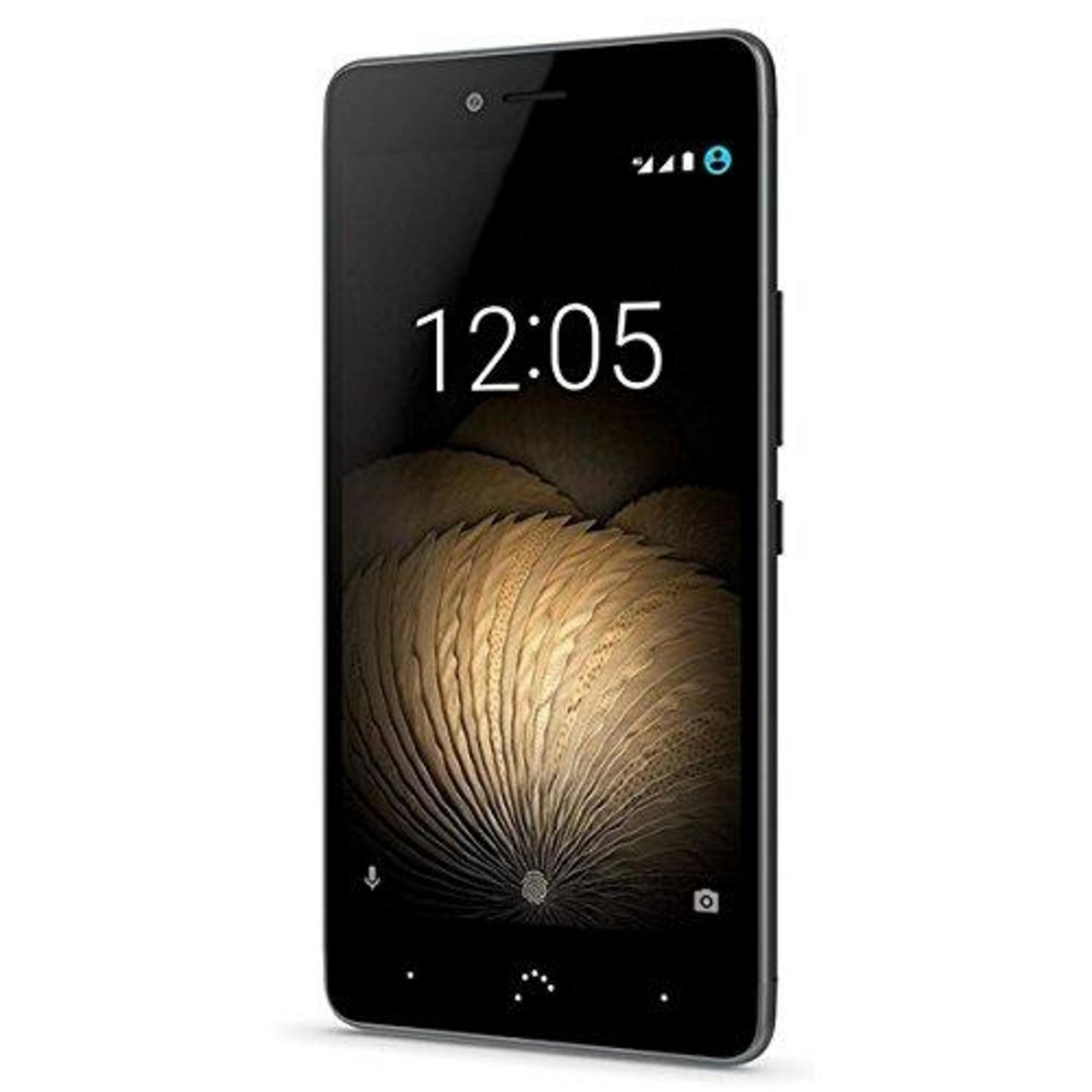 Ein schwarzes Smartphone zeigt 12:05 Uhr und eine abstrakte Tapete an.