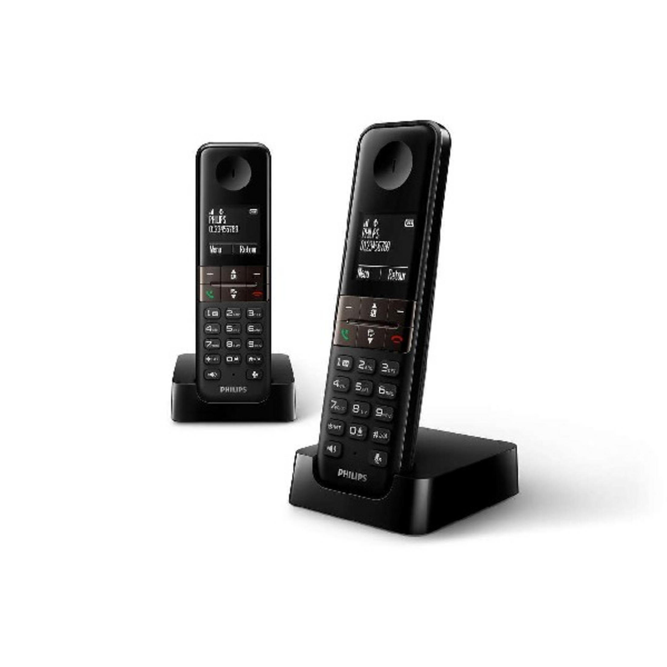 Due telefoni cordless neri su basi di ricarica nere.