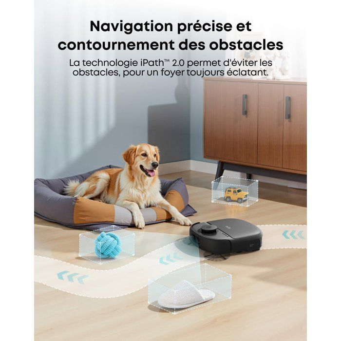 Ein Hund liegt auf seinem Bett, während ein Saugroboter um Spielzeug und Hausschuhe navigiert.
