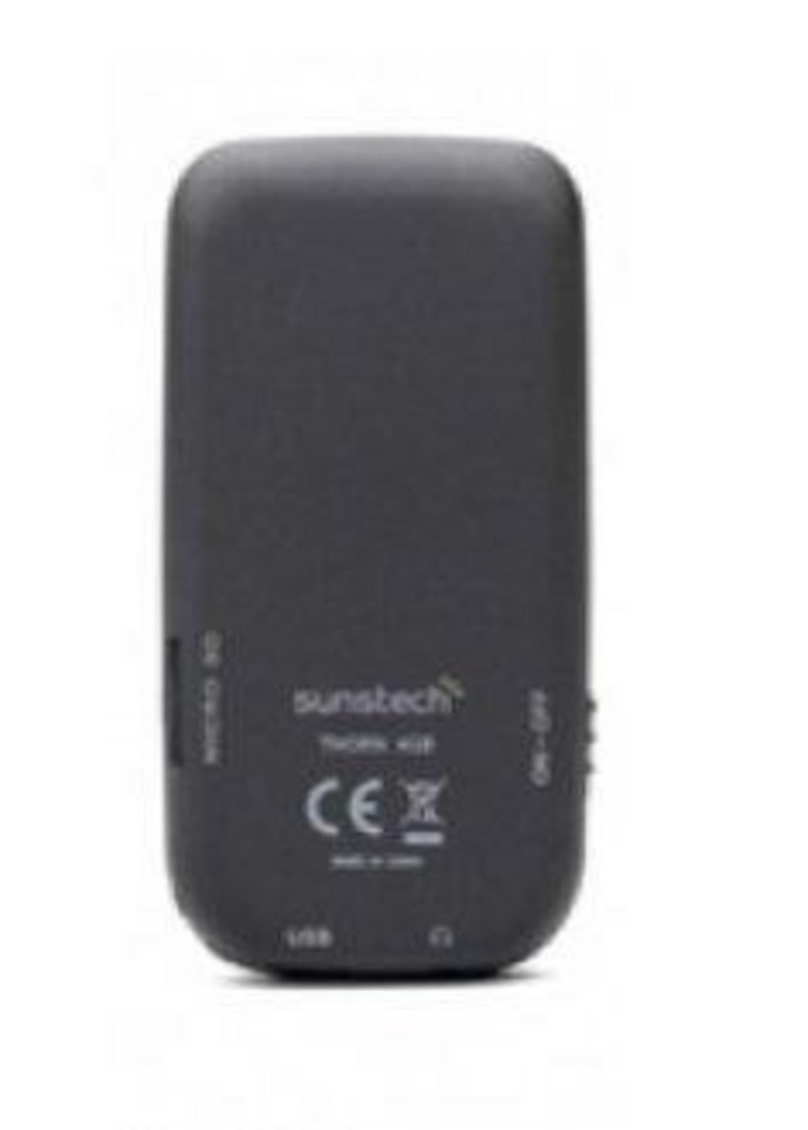 Retro di un dispositivo Sunstech nero con etichette CE, USB, Micro-SD.