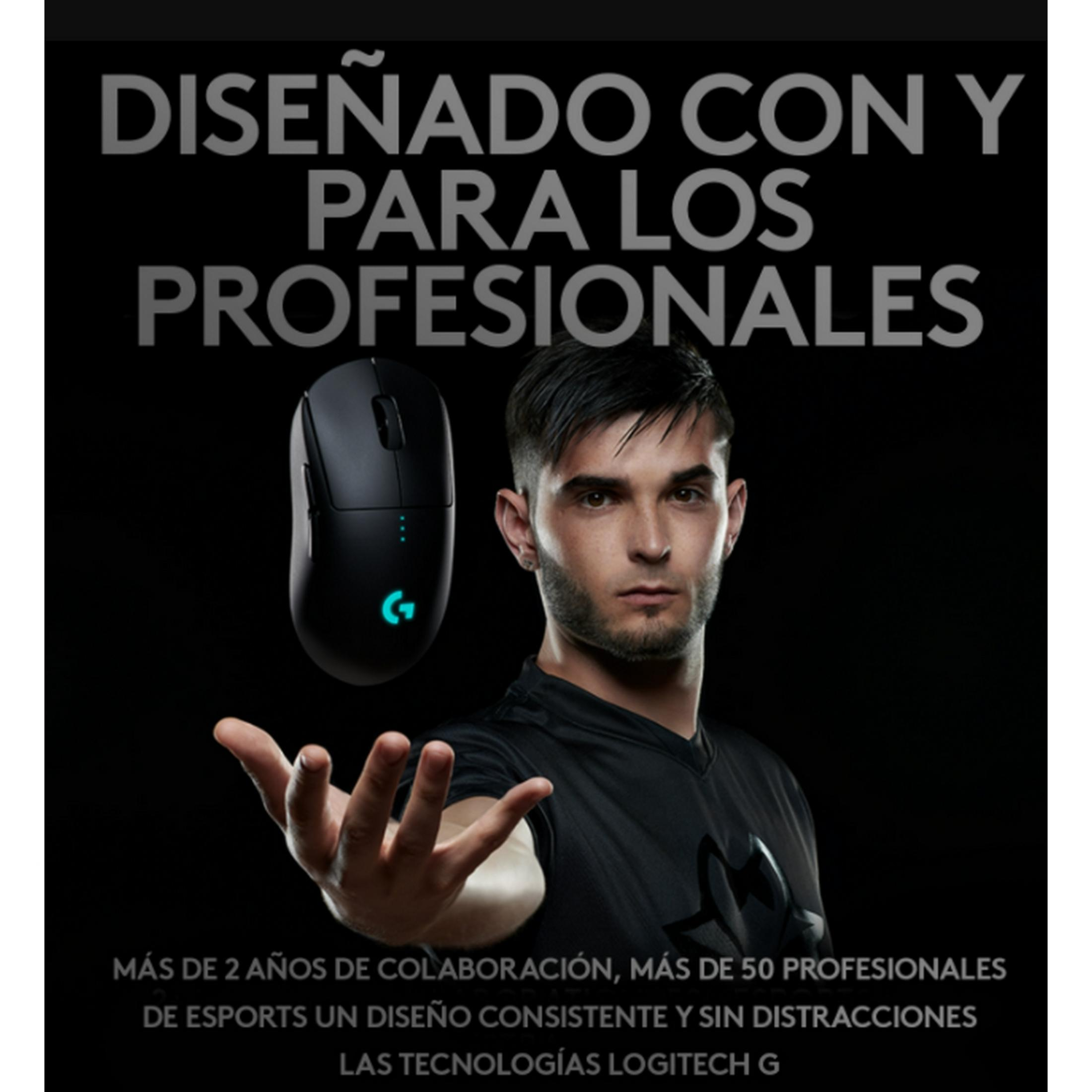 Ein Mann mit einem Logitech-Gaming-Maus-Logo auf dem Shirt, das von seiner Hand gehalten wird.