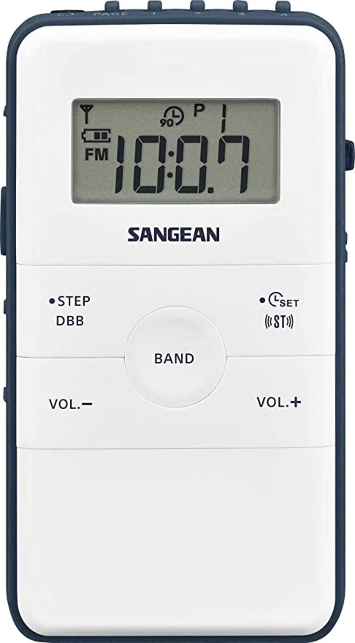 Ein weißes Sangean Radio mit schwarzem Display zeigt 10:07 an.