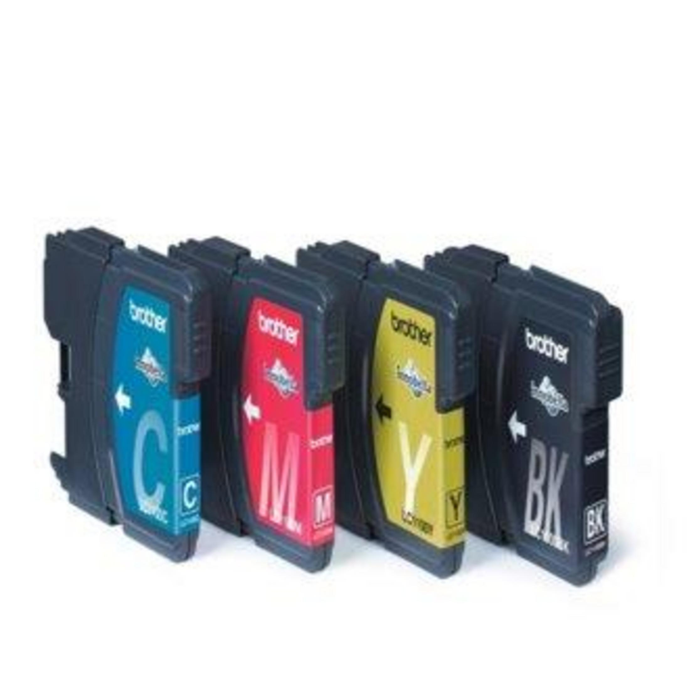 Vier Brother inktcartridges: Cyaan, Magenta, Geel en Zwart, naast elkaar.