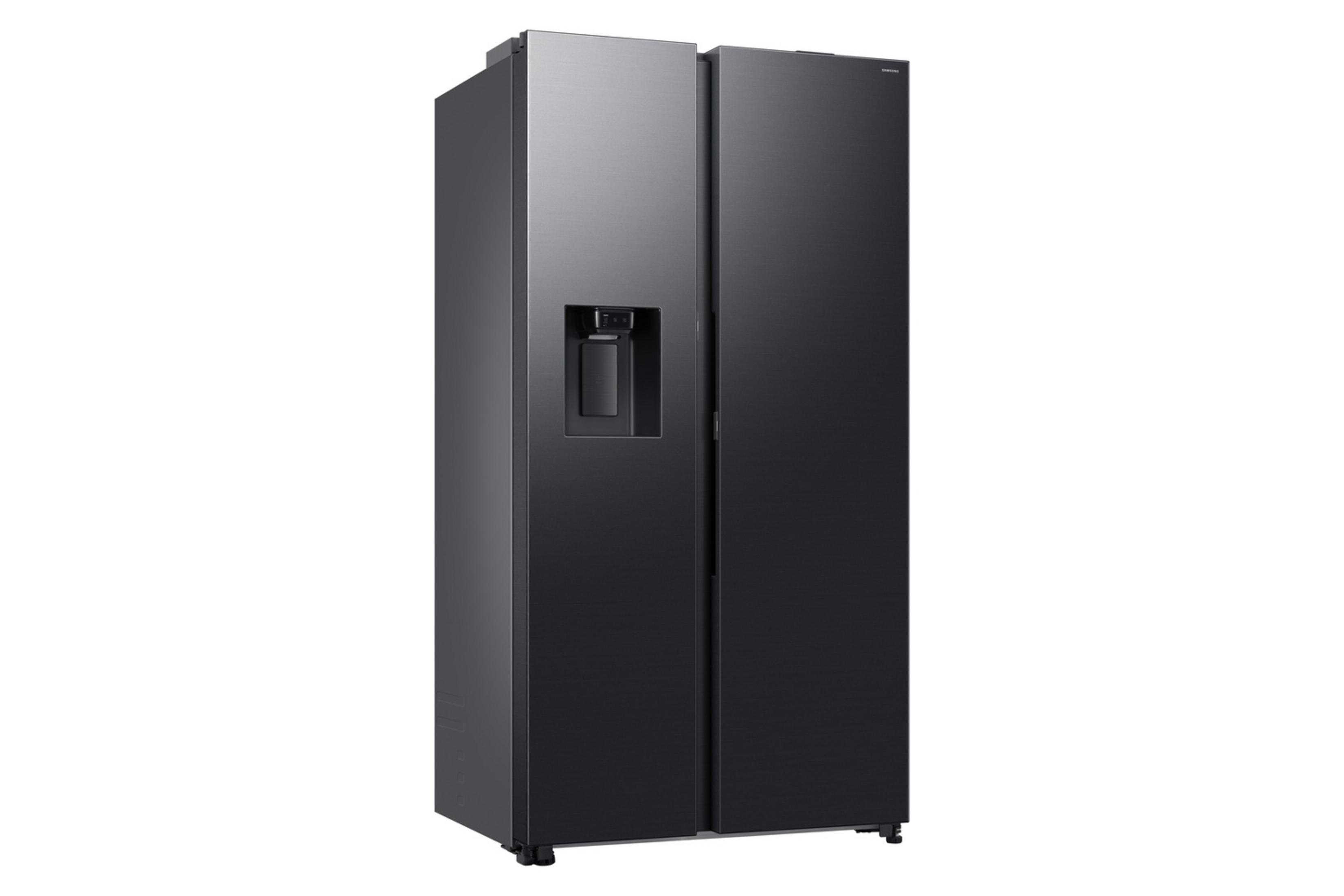 Un refrigerador negro de doble puerta con dispensador de agua.