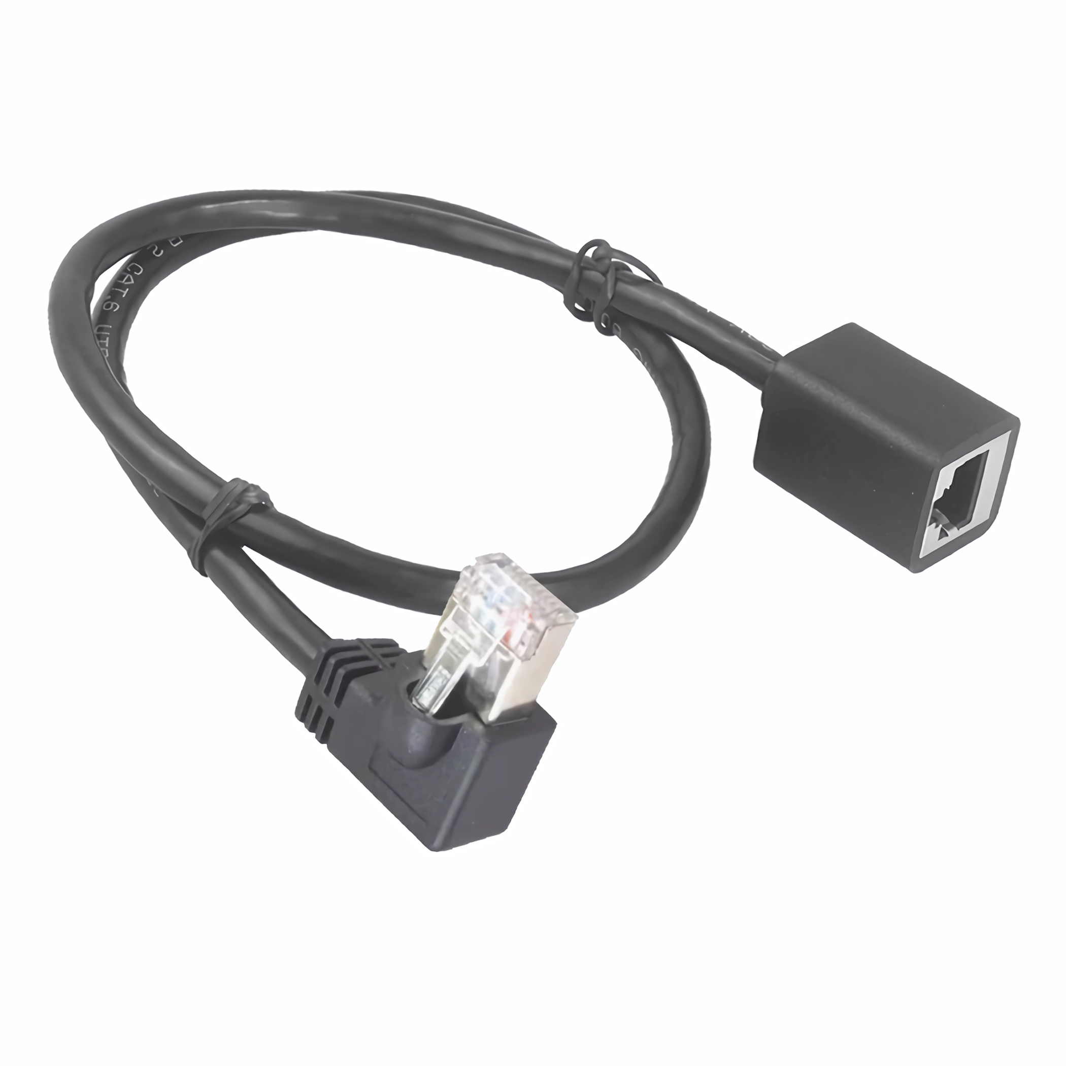 Ein schwarzes Ethernet-Kabel mit abgewinkeltem Stecker und Buchse.