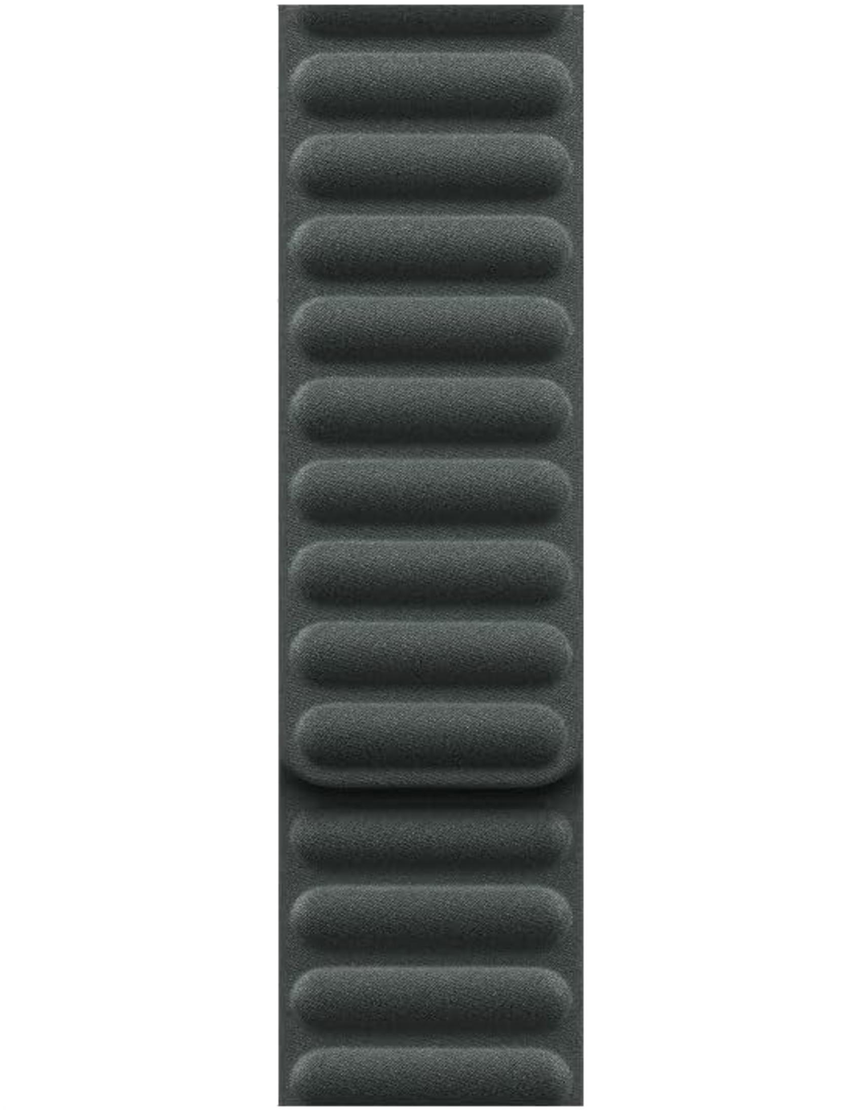 Ein dunkles, gepolstertes Armband mit horizontalen Rillen.