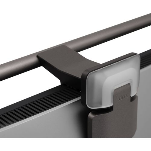 Ein schwenkbarer Monitorlichtbügel mit einem Lichtdiffusor, der an einem Computerbildschirm befestigt ist.