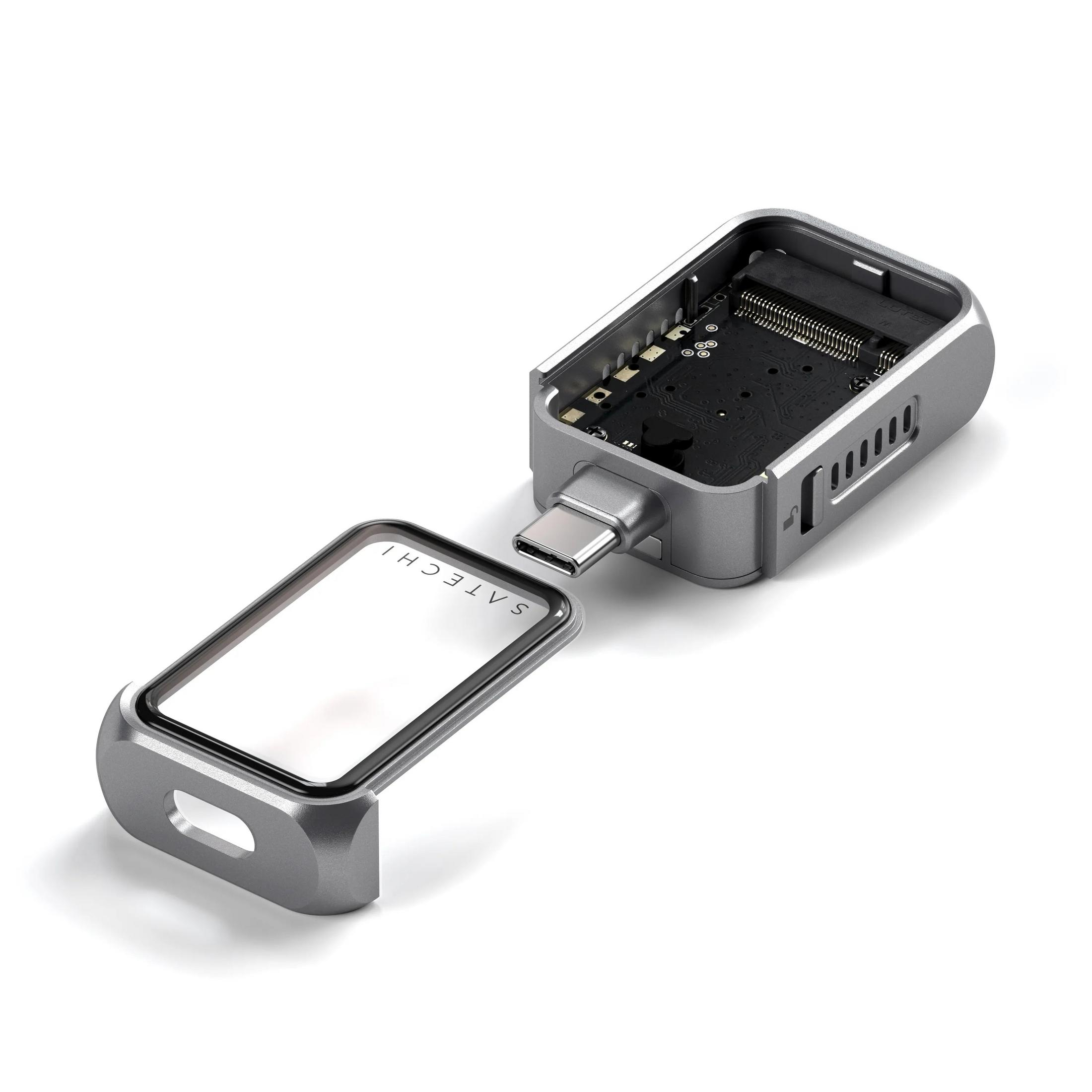 Un adaptateur USB-C argenté avec son capot ouvert, révélant la carte de circuit.