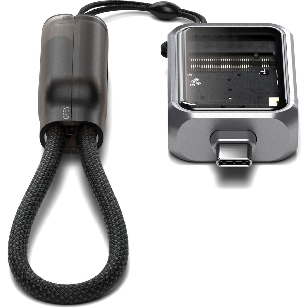 Deux adaptateurs USB-C : un gris, un noir avec une boucle et le mot OPEN.