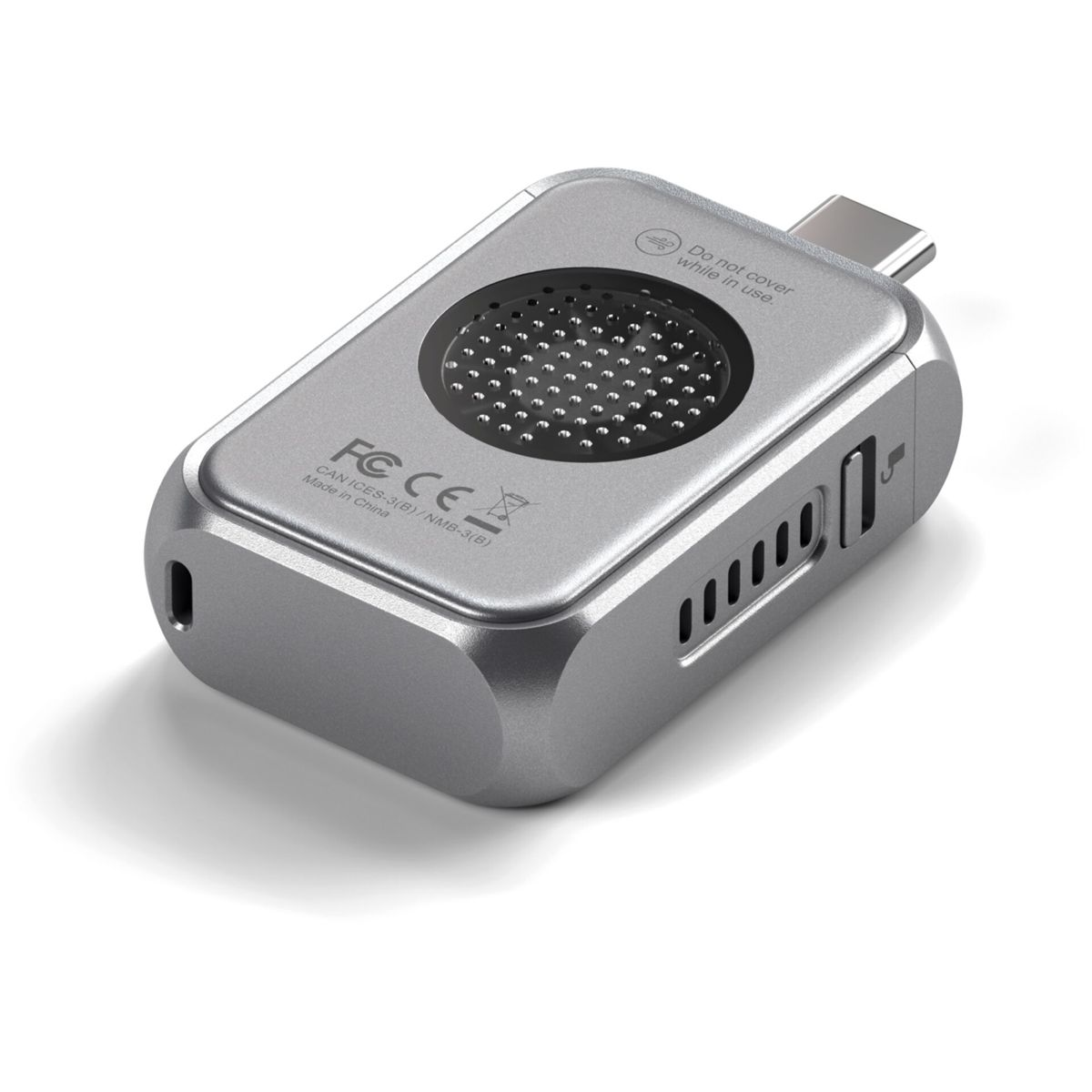Un appareil USB-C argenté avec aérations et certification FCC/CE.