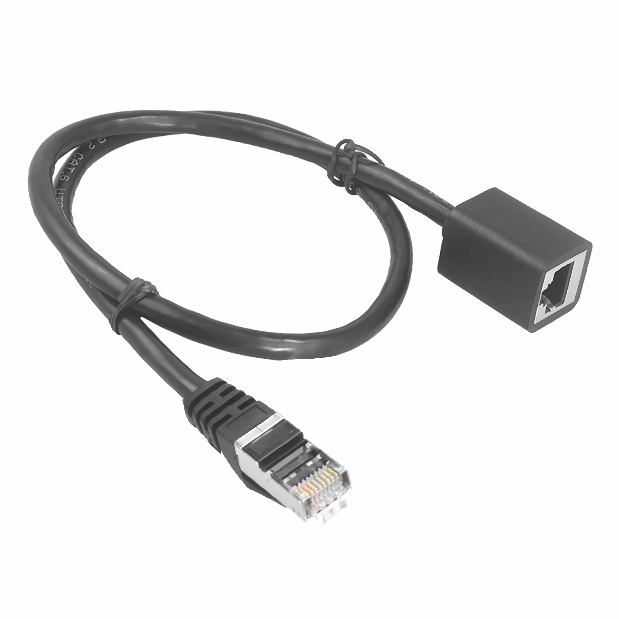 Schwarzes Netzwerkkabel mit RJ45-Stecker und Buchse, auf weißem Hintergrund.