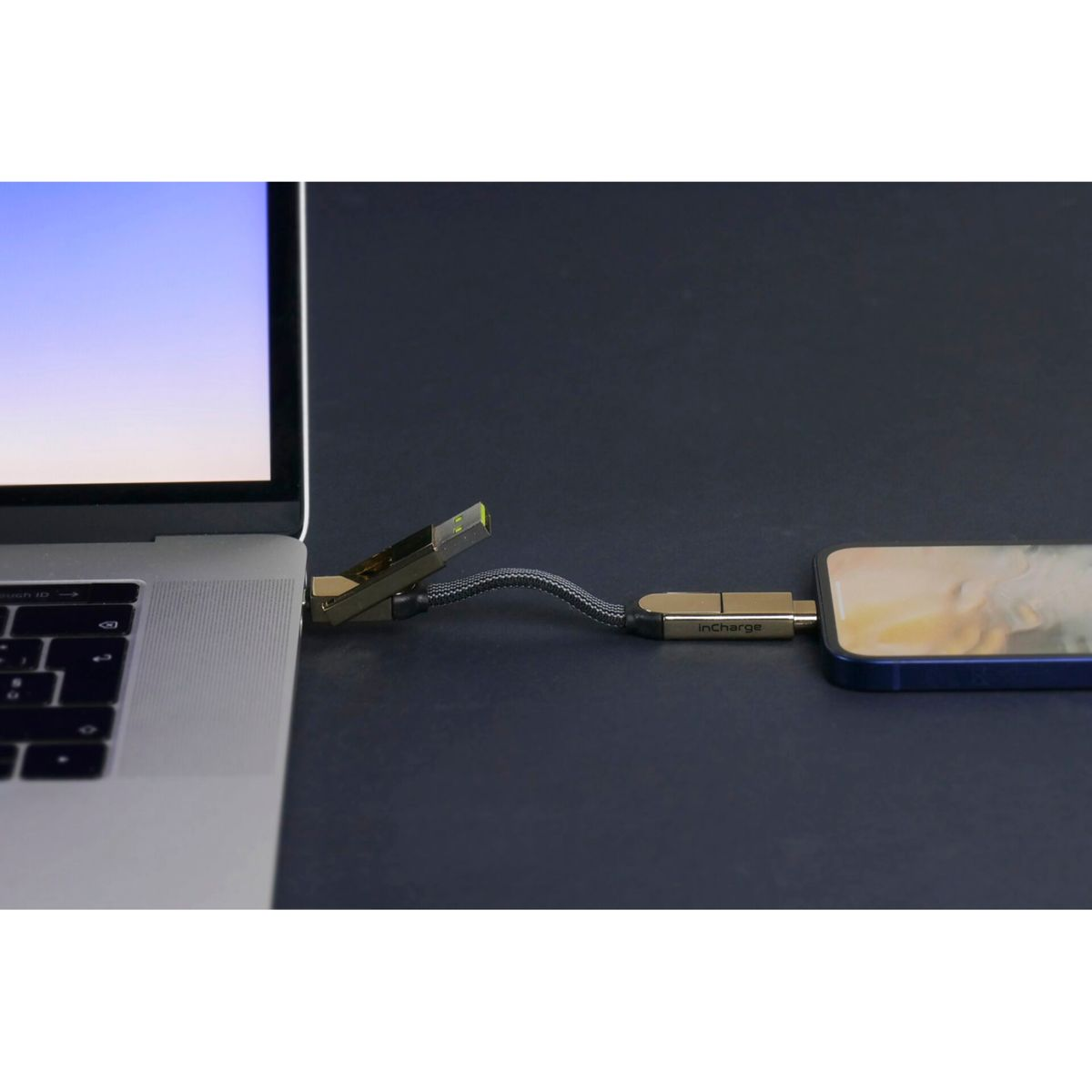 Ein Ladekabel verbindet einen Laptop mit einem Smartphone.