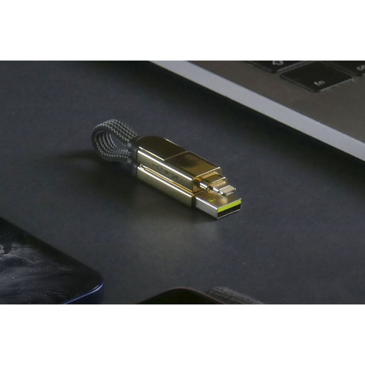 Goldener Ladeadapter mit USB-A und Lightning-Anschluss auf dunklem Hintergrund.