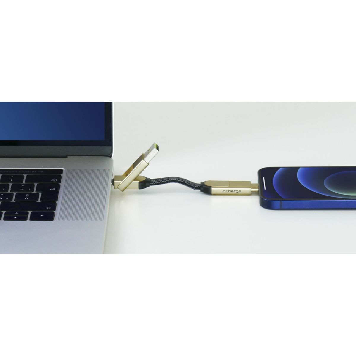 Ein goldener Ladeadapter verbindet ein MacBook mit einem blauen iPhone.