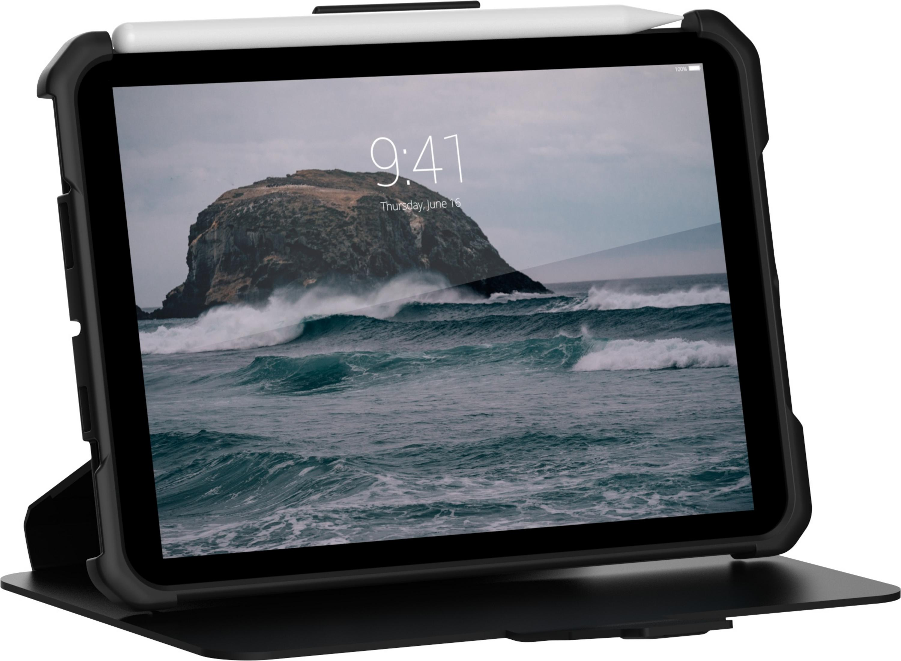 Ein Tablet in einer schwarzen Hülle mit einem Stift. Der Bildschirm zeigt eine felsige Insel und Wellen.