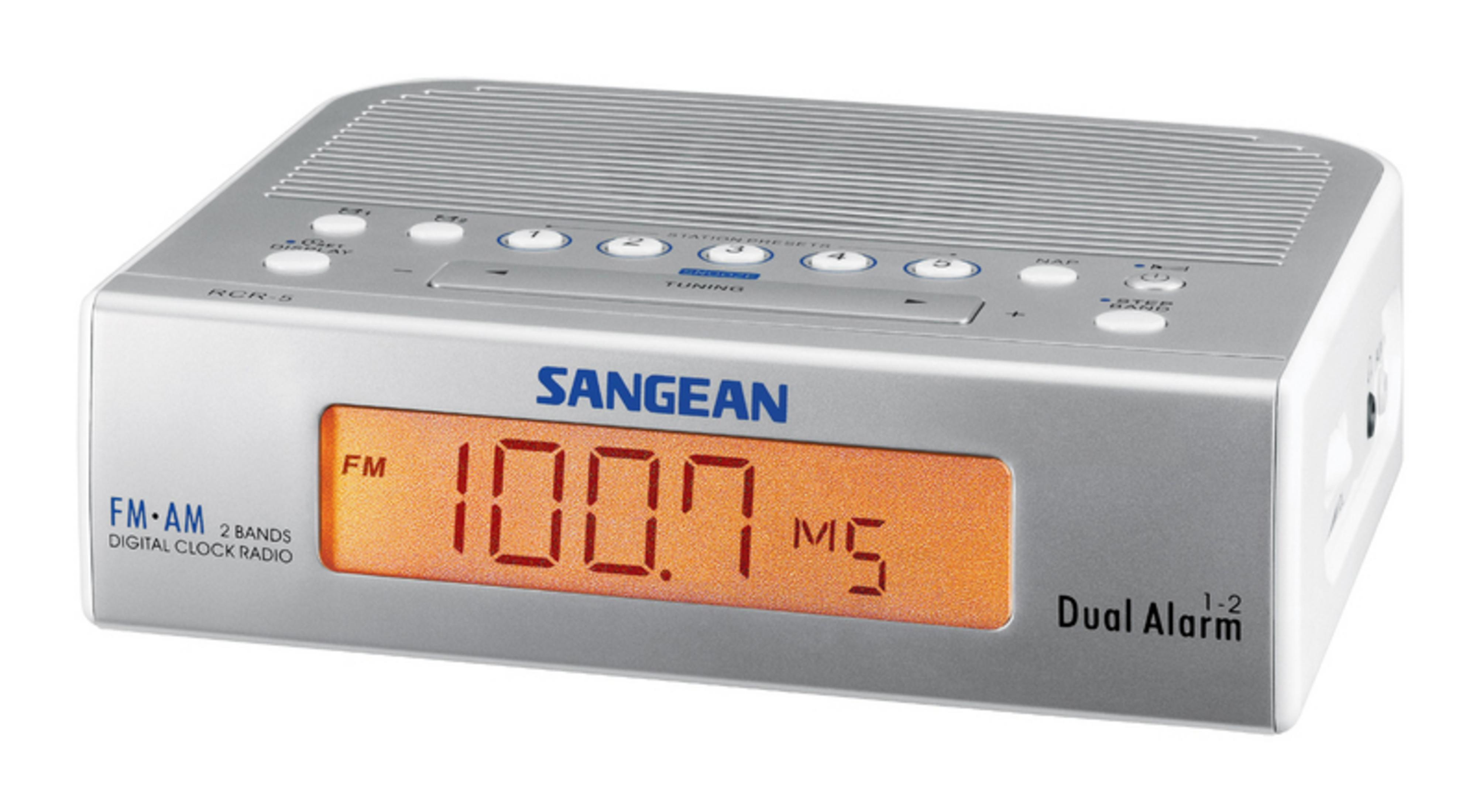 Radio sveglia digitale Sangean argentata con display arancione che mostra 100.7.