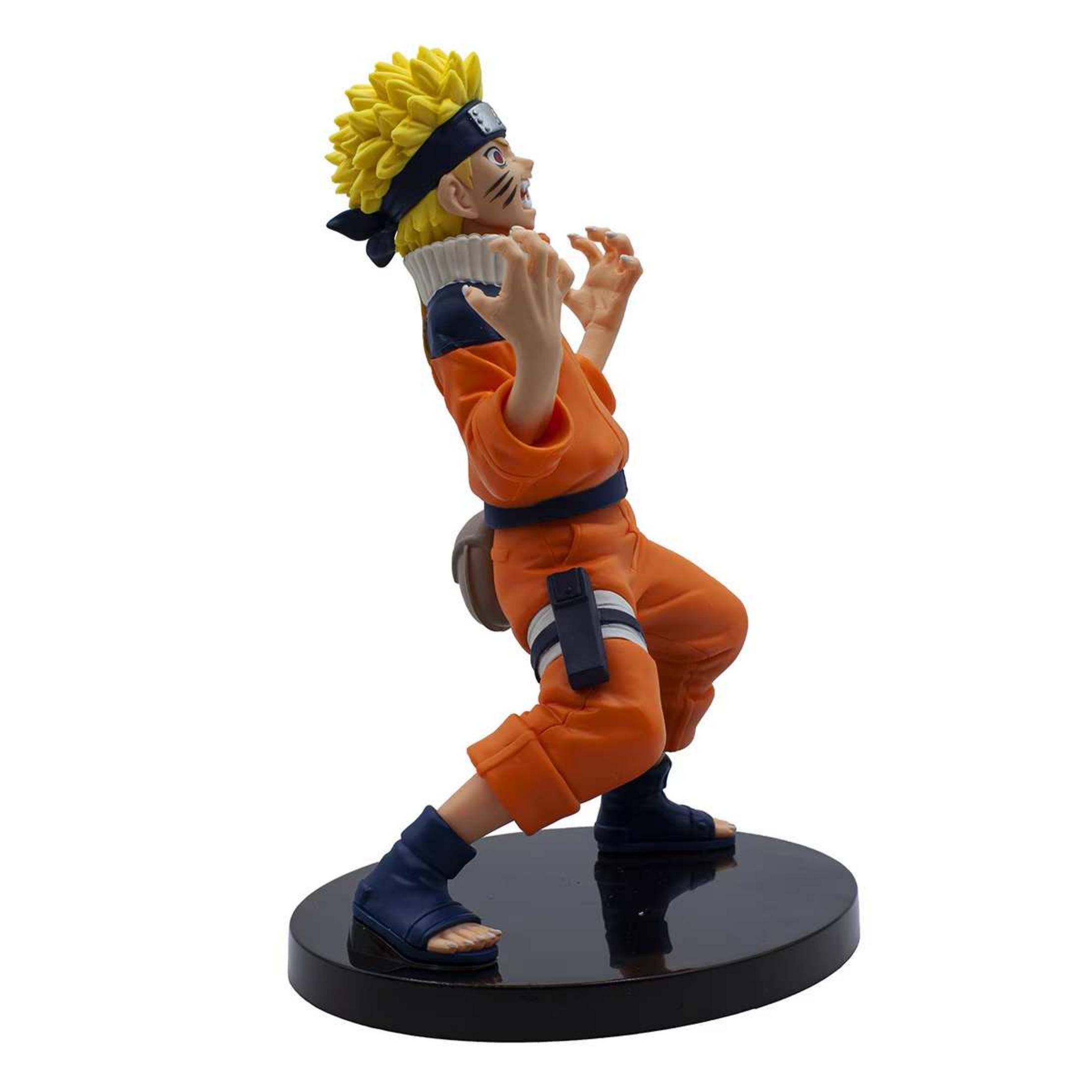Naruto-Figur in orangefarbener Kleidung mit Stirnband, Pose mit erhobenen Händen.