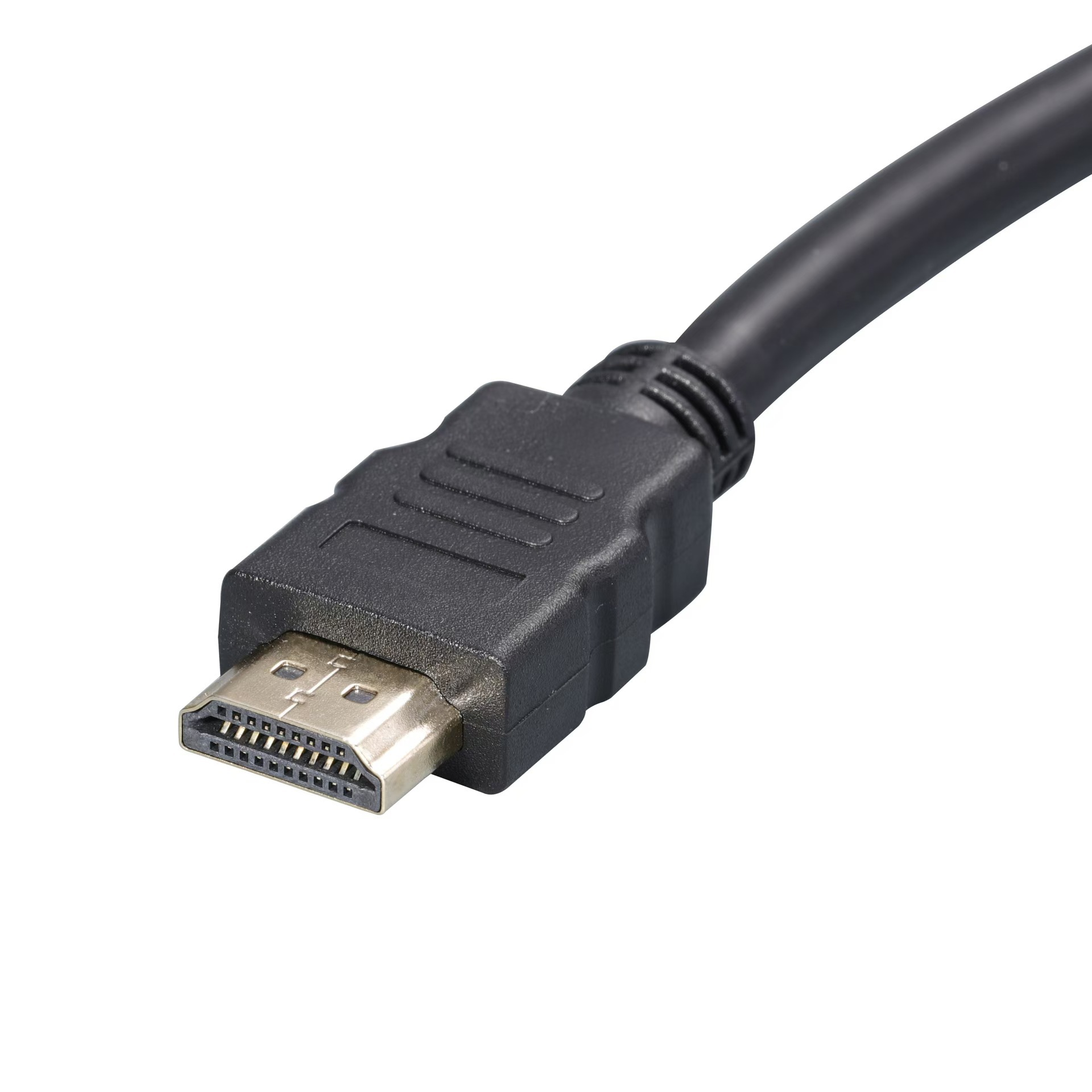 Nahaufnahme eines schwarzen HDMI-Kabels mit silbernem Stecker auf weißem Hintergrund.