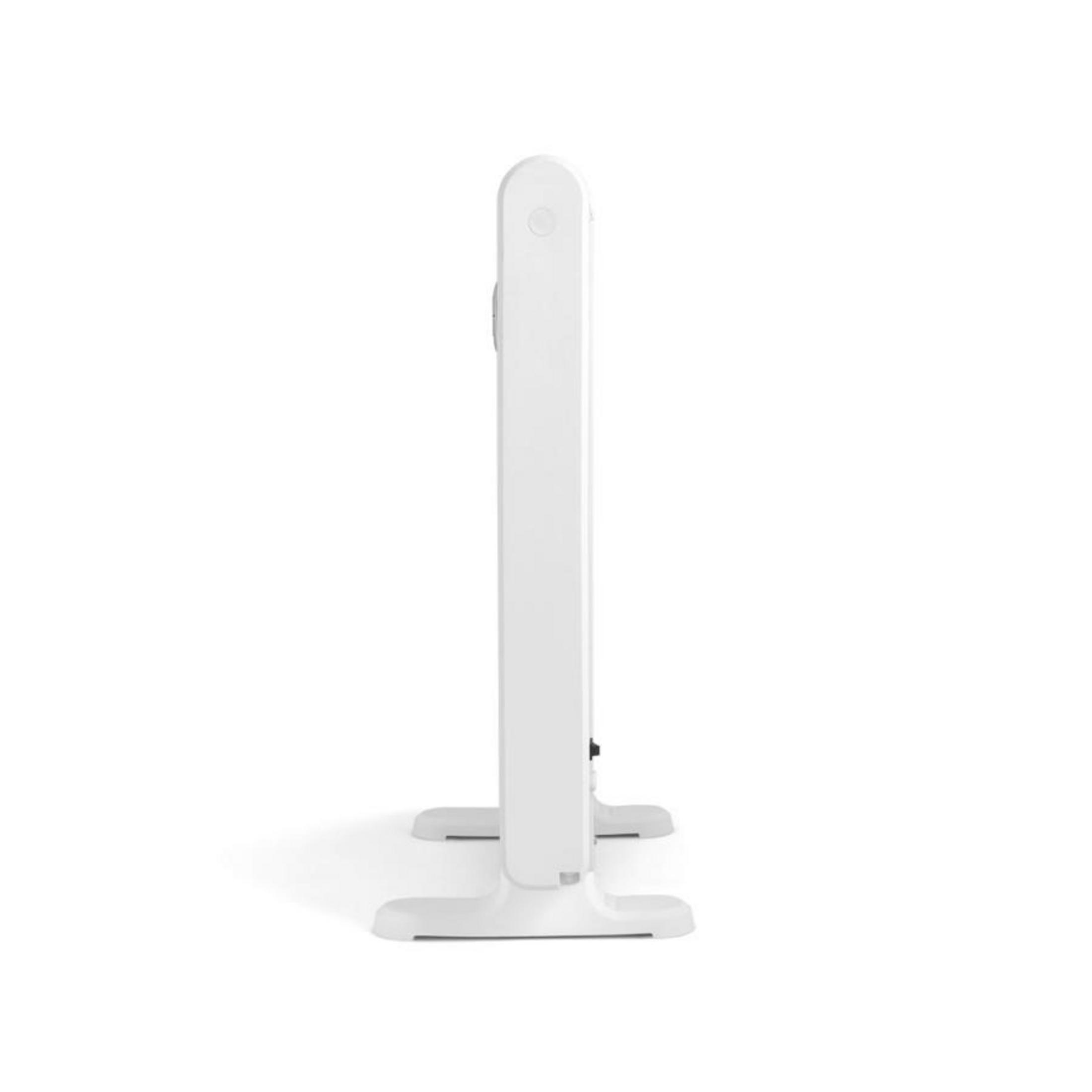 Un radiatore bianco e sottile con due piedini, mostrato di lato.