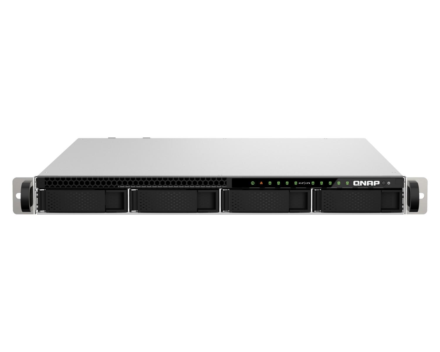 Ein silbernes Rackmount-NAS-Gerät mit vier Laufwerksschächten und QNAP-Logo.