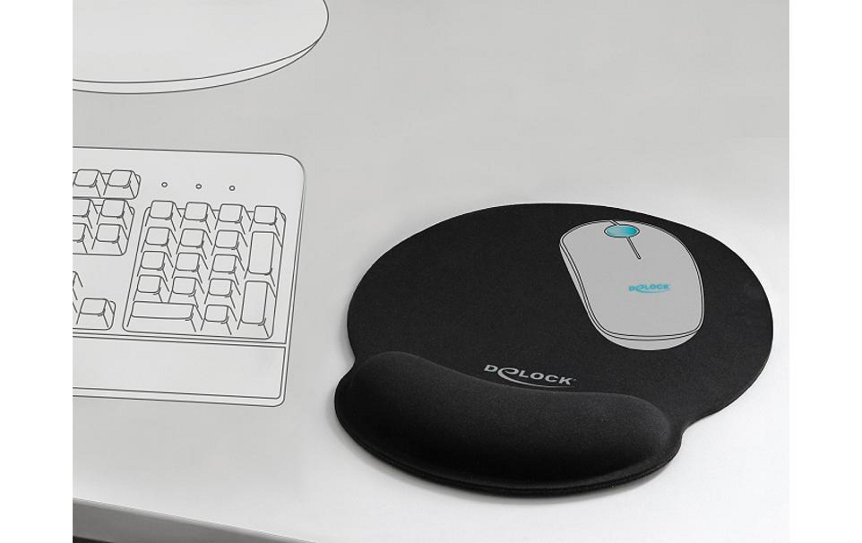 Eine Maus und Handballenauflage liegen auf einer Unterlage neben einer Tastatur.