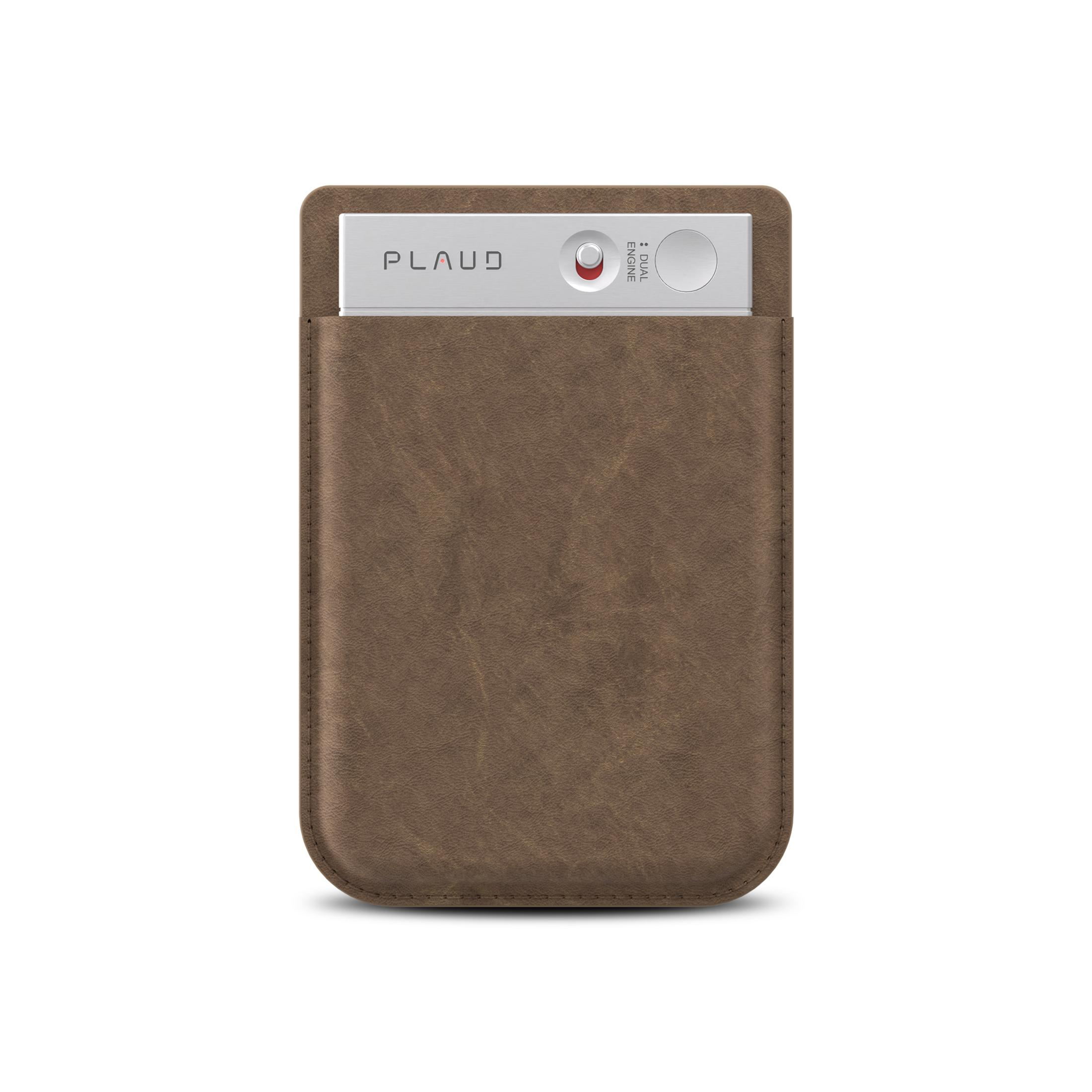 Un dispositivo plateado con PLA.UD está en una funda de cuero marrón.