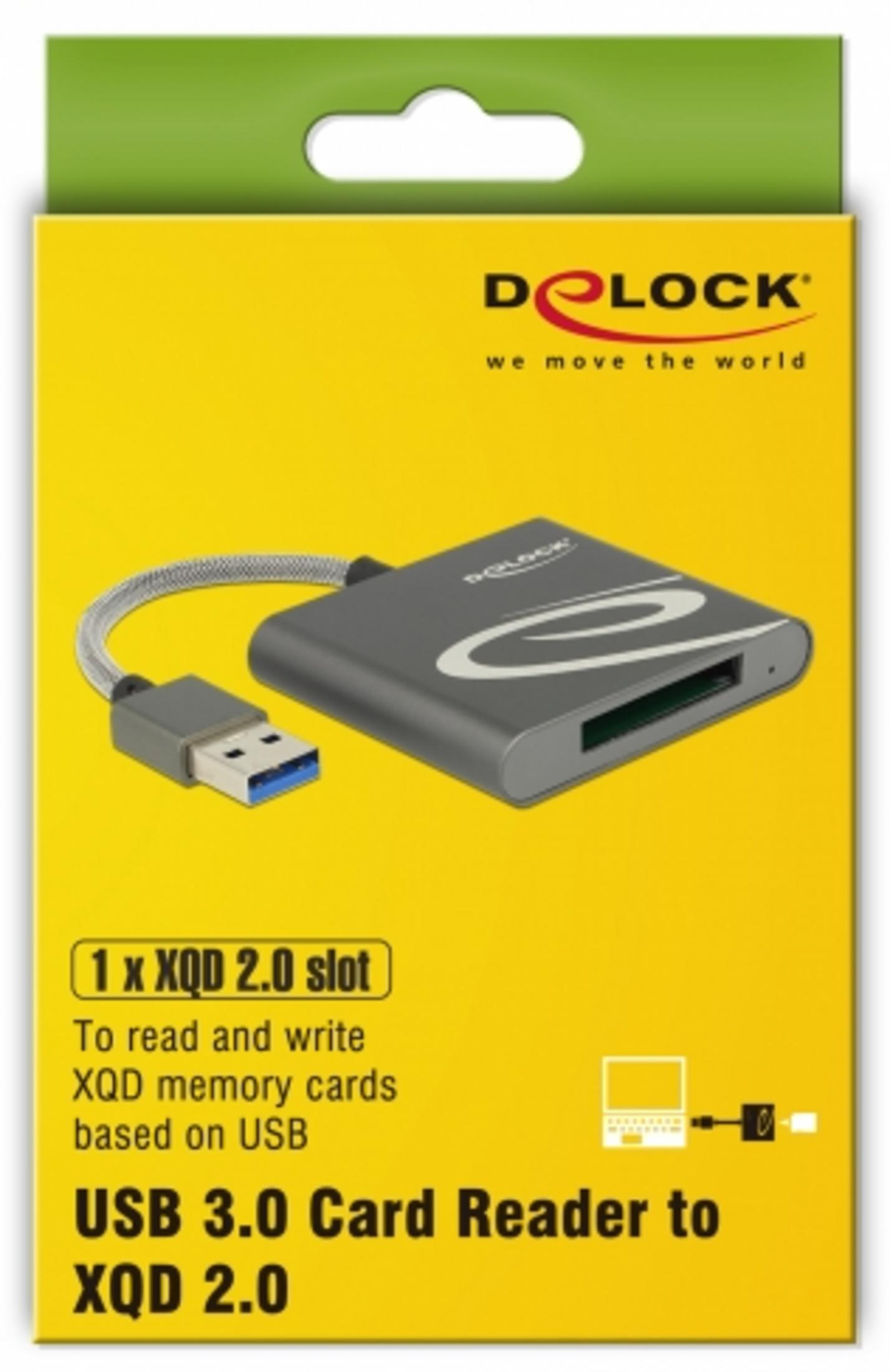 Lettore di schede USB 3.0 grigio per schede XQD 2.0 con connettore USB blu su scatola gialla.