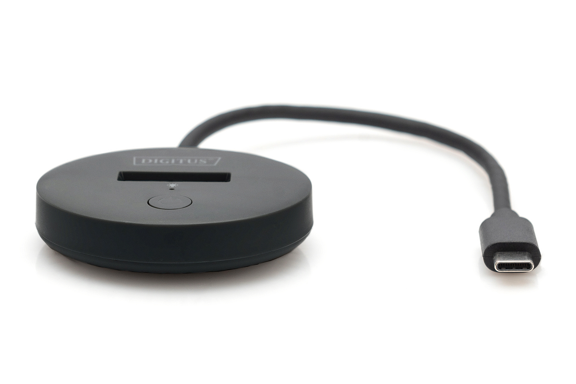 Un adattatore USB-C rotondo nero con cavo su sfondo bianco.