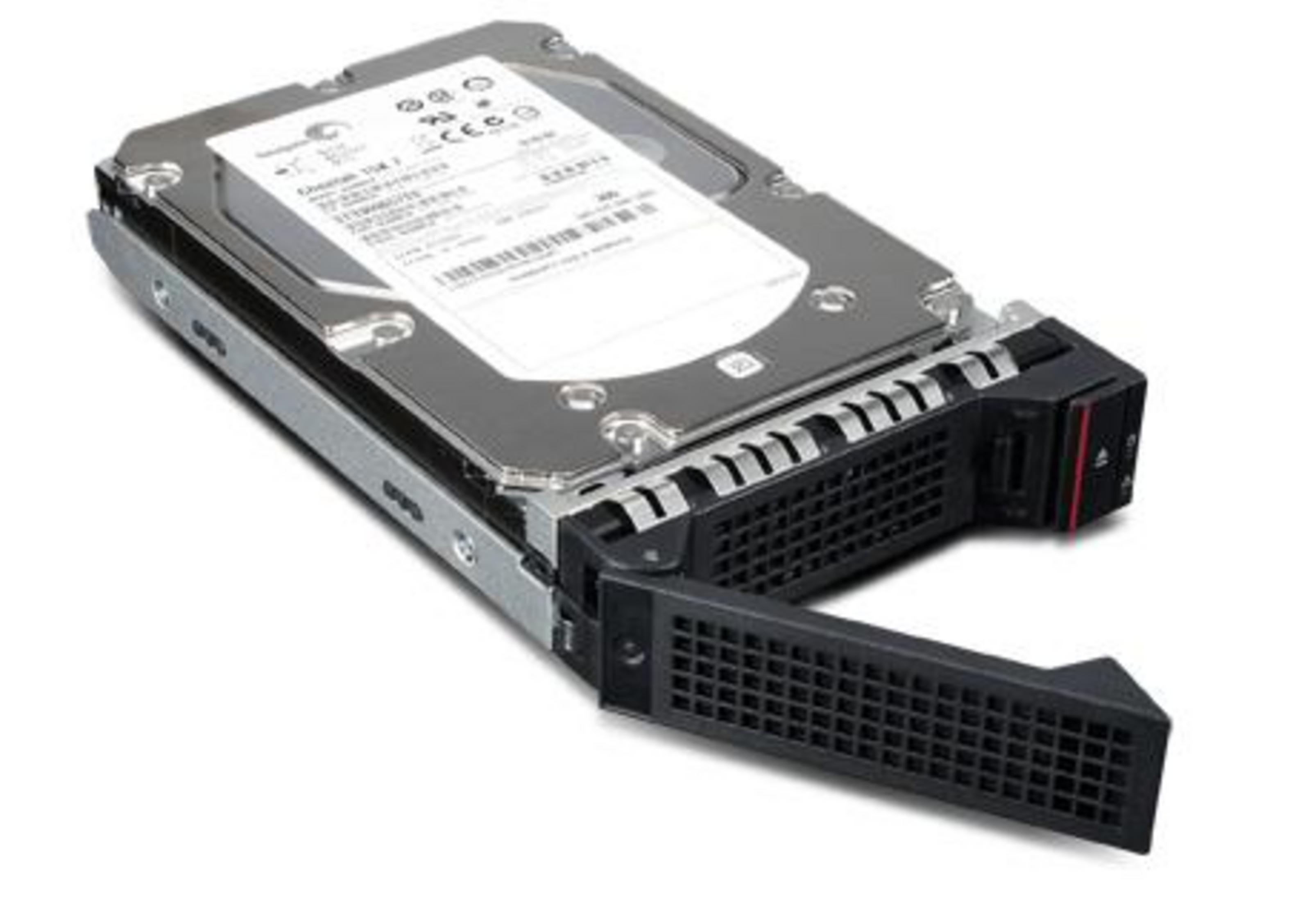 Un controller per hard disk argentato con manico nero, su sfondo bianco.