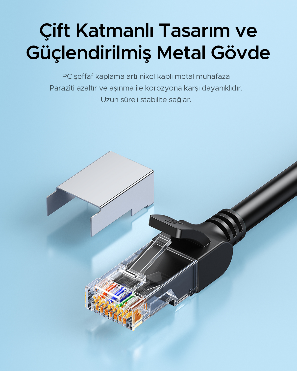 Görünür telleri gösteren gümüş rengi konektör ve siyah kablo.