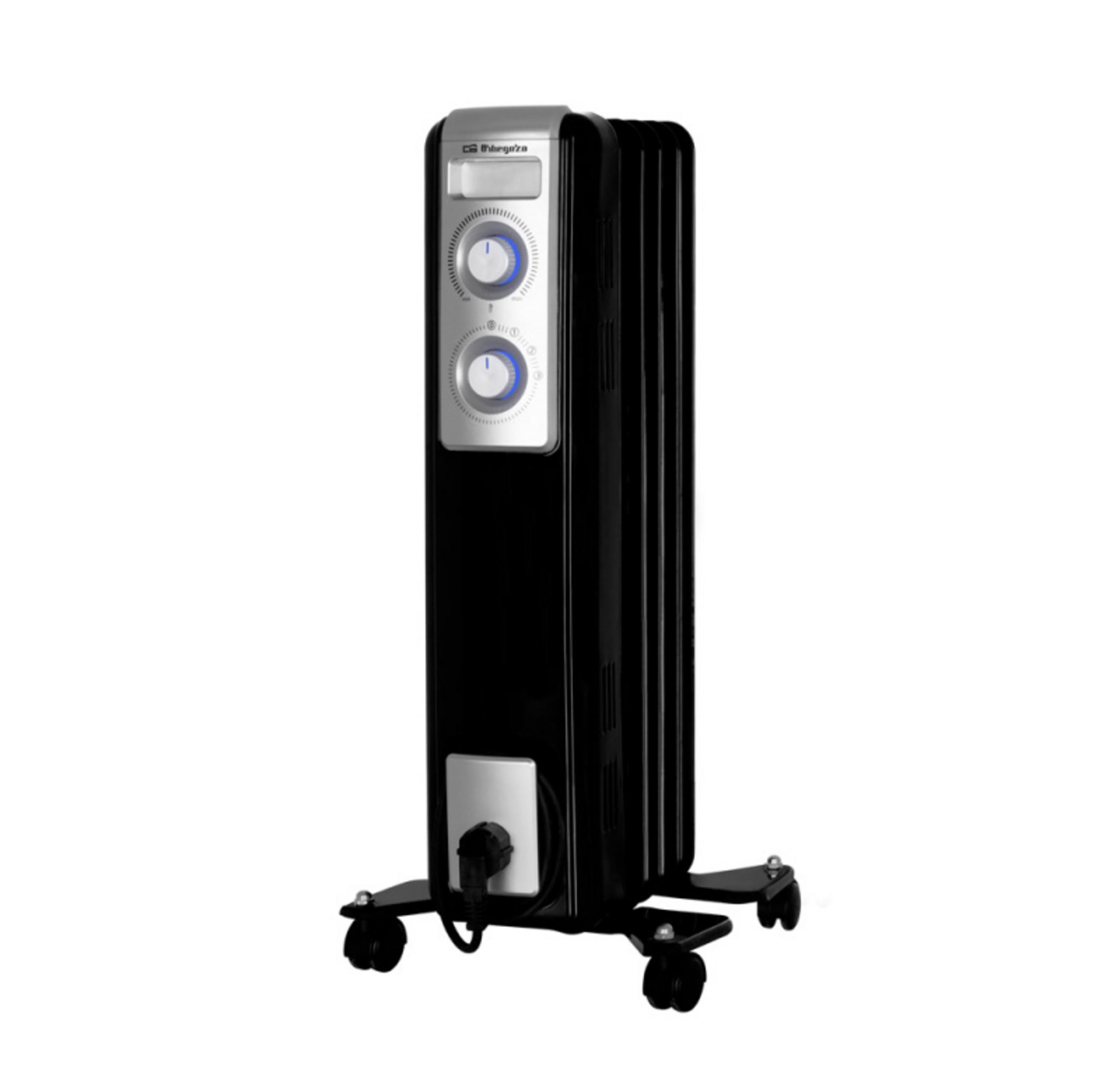 Radiatore nero a olio con ruote e pannello di controllo argentato.