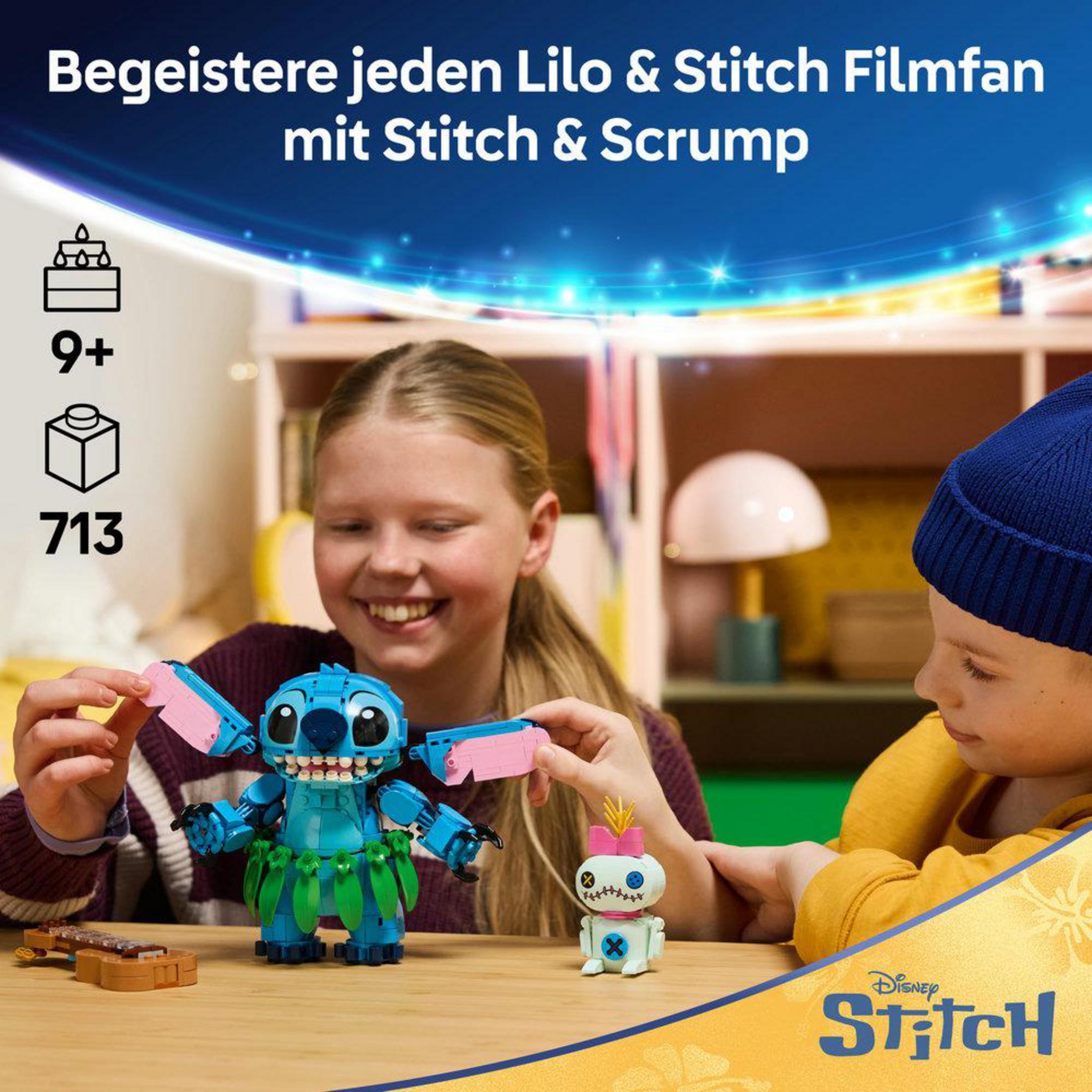 Dzieci budują niebieskiego Stitcha i Scrumpa z klocków Lego na stole.