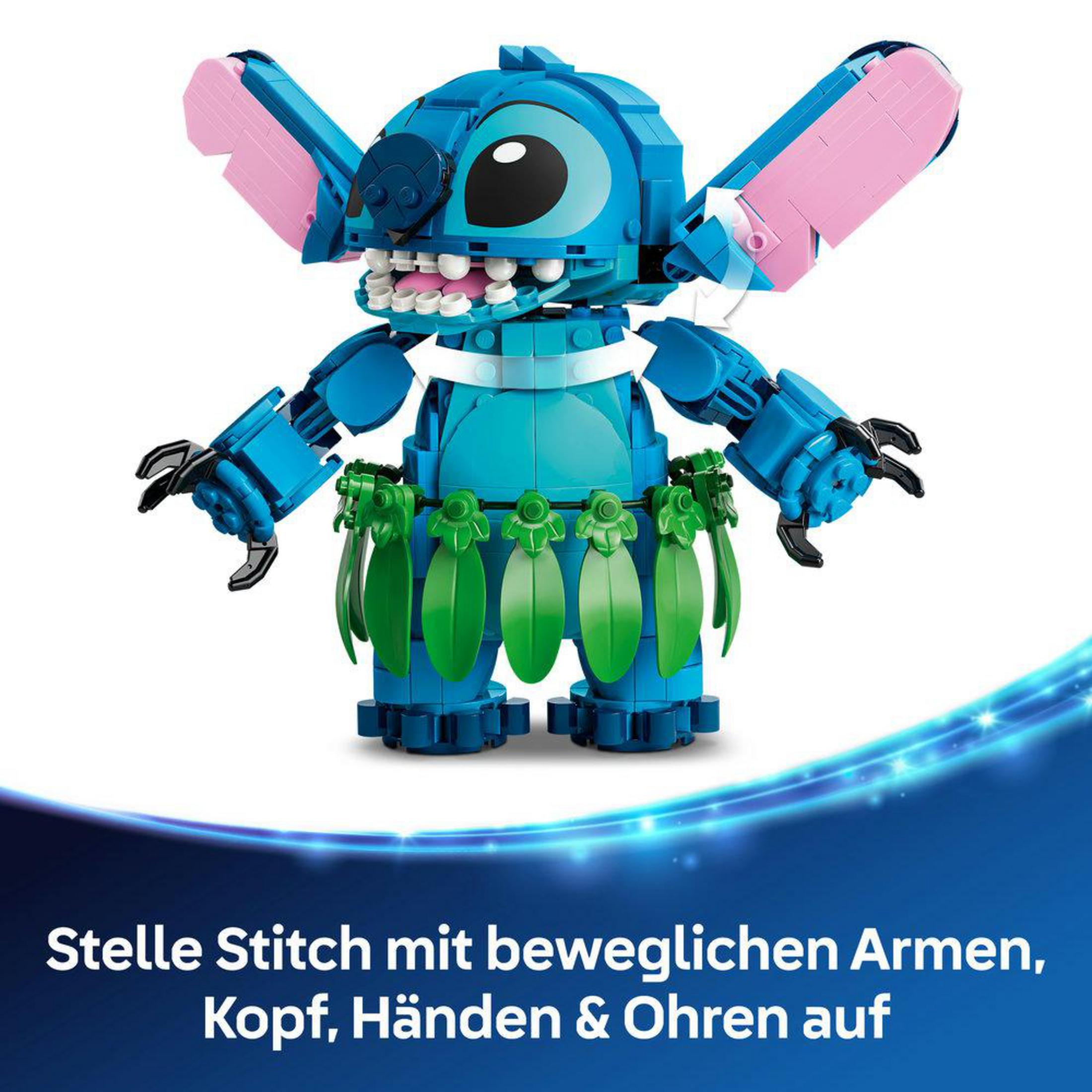 Niebieski Lego Stitch z różowymi uszami i zielonym przepaską biodrową na białym tle.