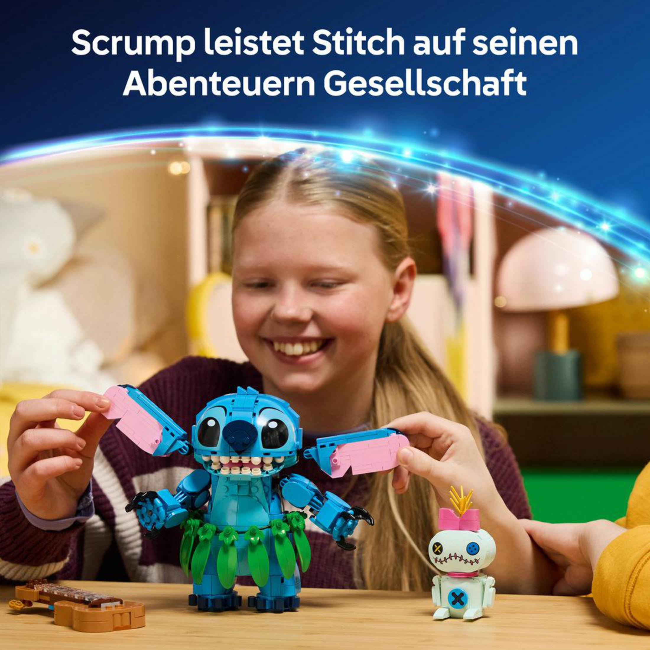 Dziewczynka buduje LEGO Stitcha i Scrumpa z gitarą zabawką na stole.