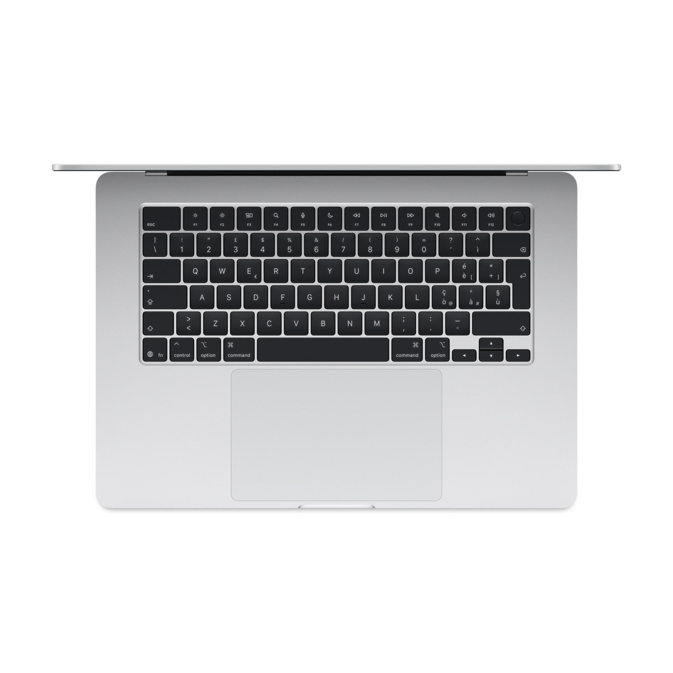 Primo piano di una tastiera argentata per laptop con tasti neri su sfondo bianco.