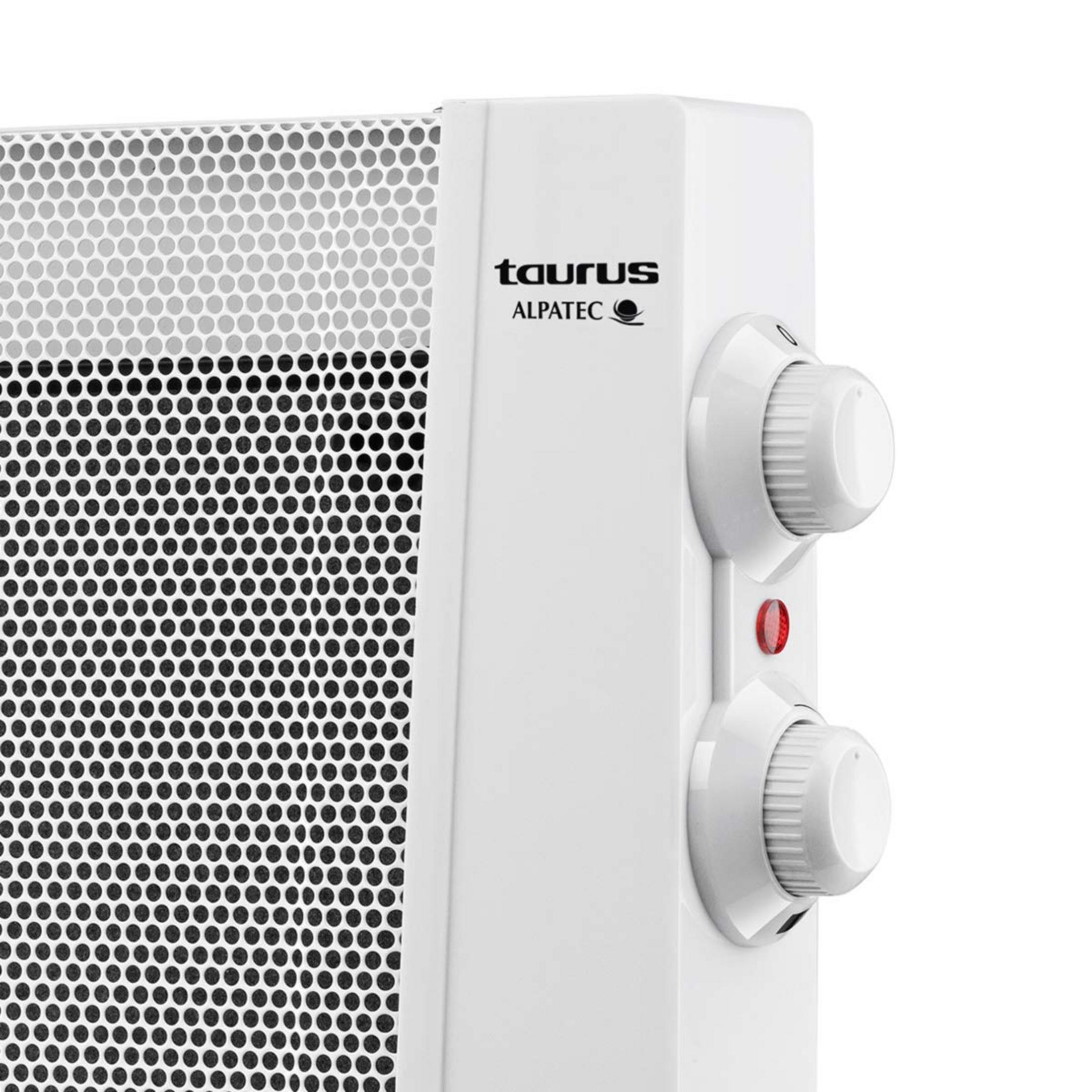 Primo piano di un termosifone bianco con griglia forata e due manopole rotanti.