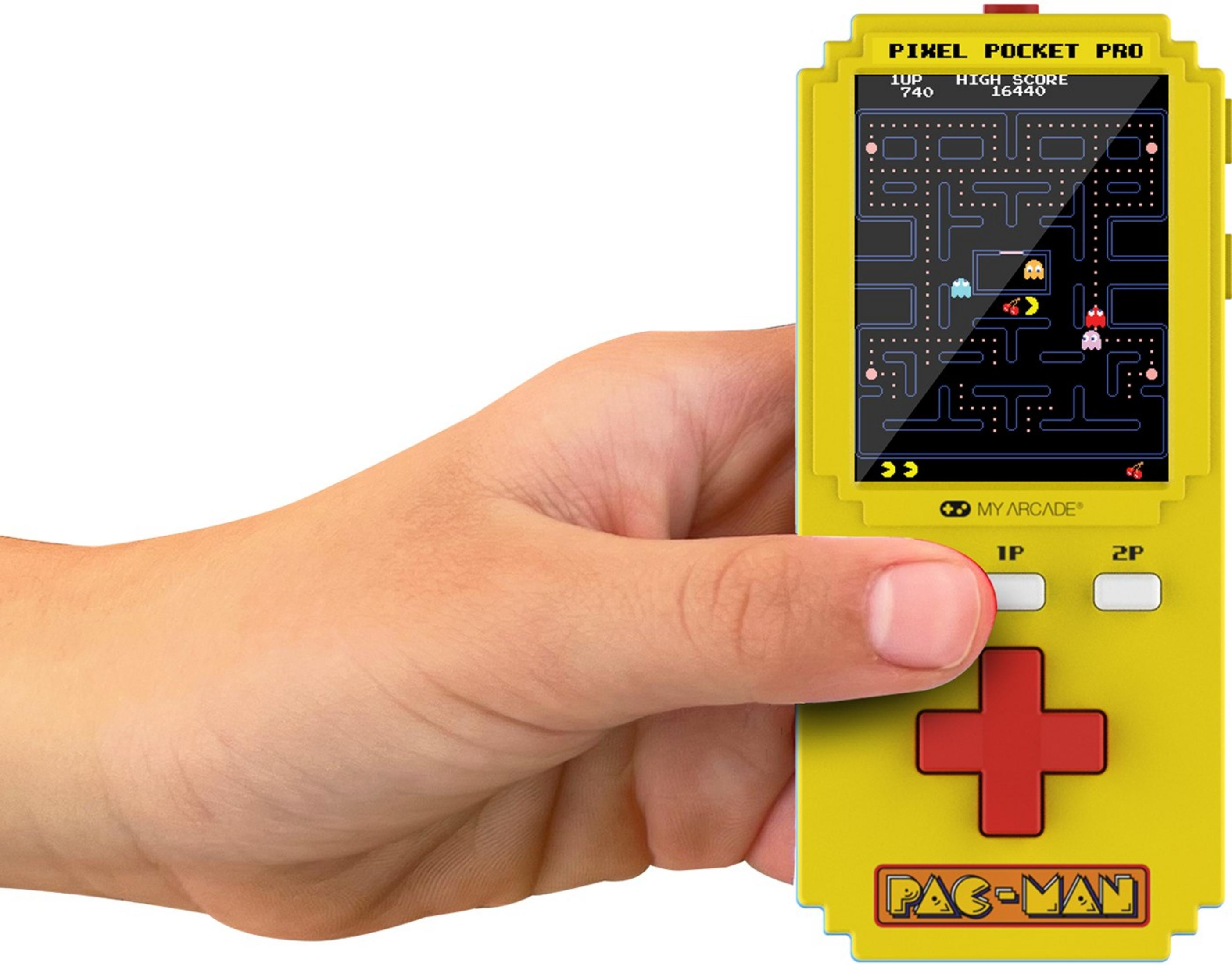 Mano gialla tiene dispositivo portatile giallo Pac-Man con gioco Pac-Man sullo schermo.