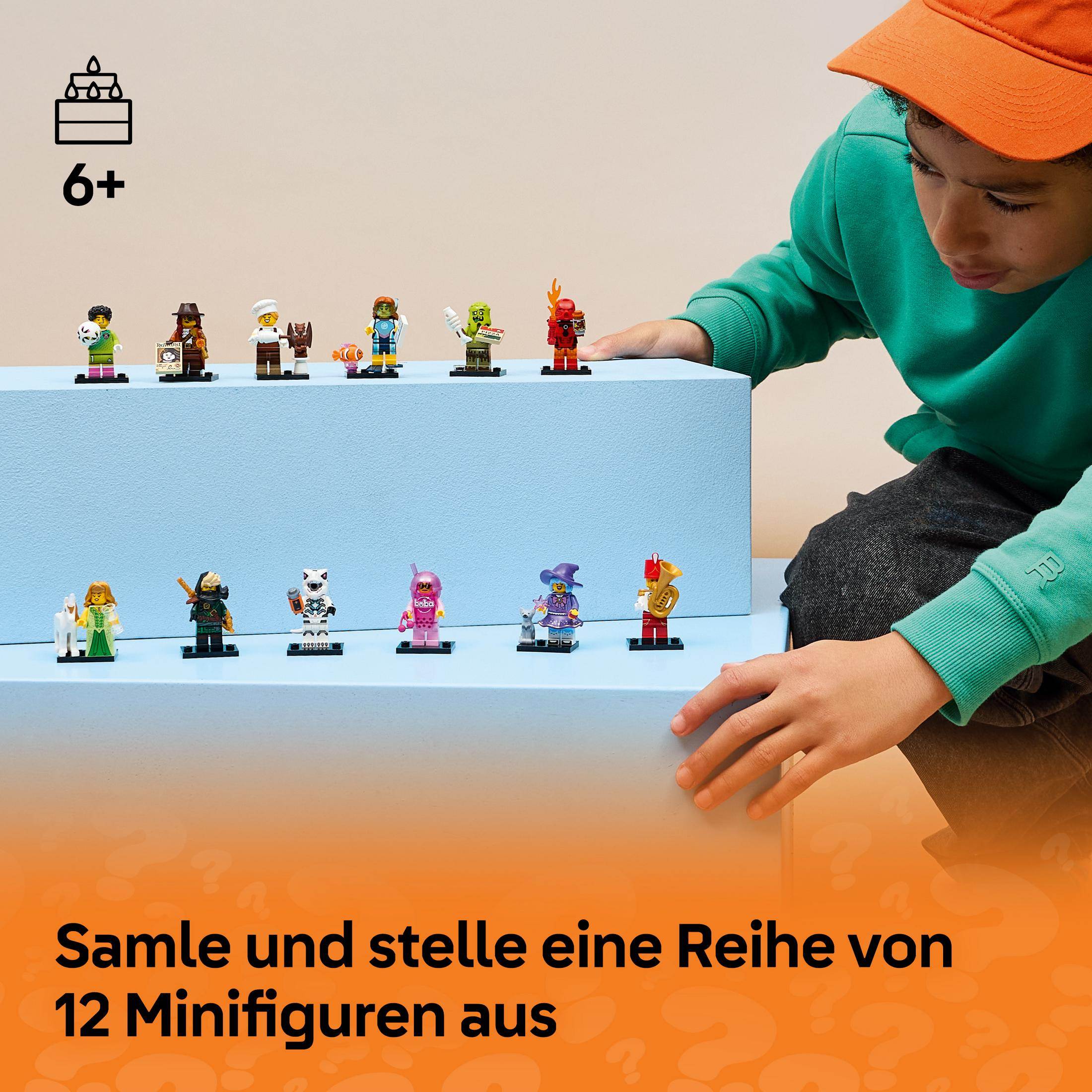 Doce minifiguras de LEGO sobre un escalón azul, un niño al fondo.