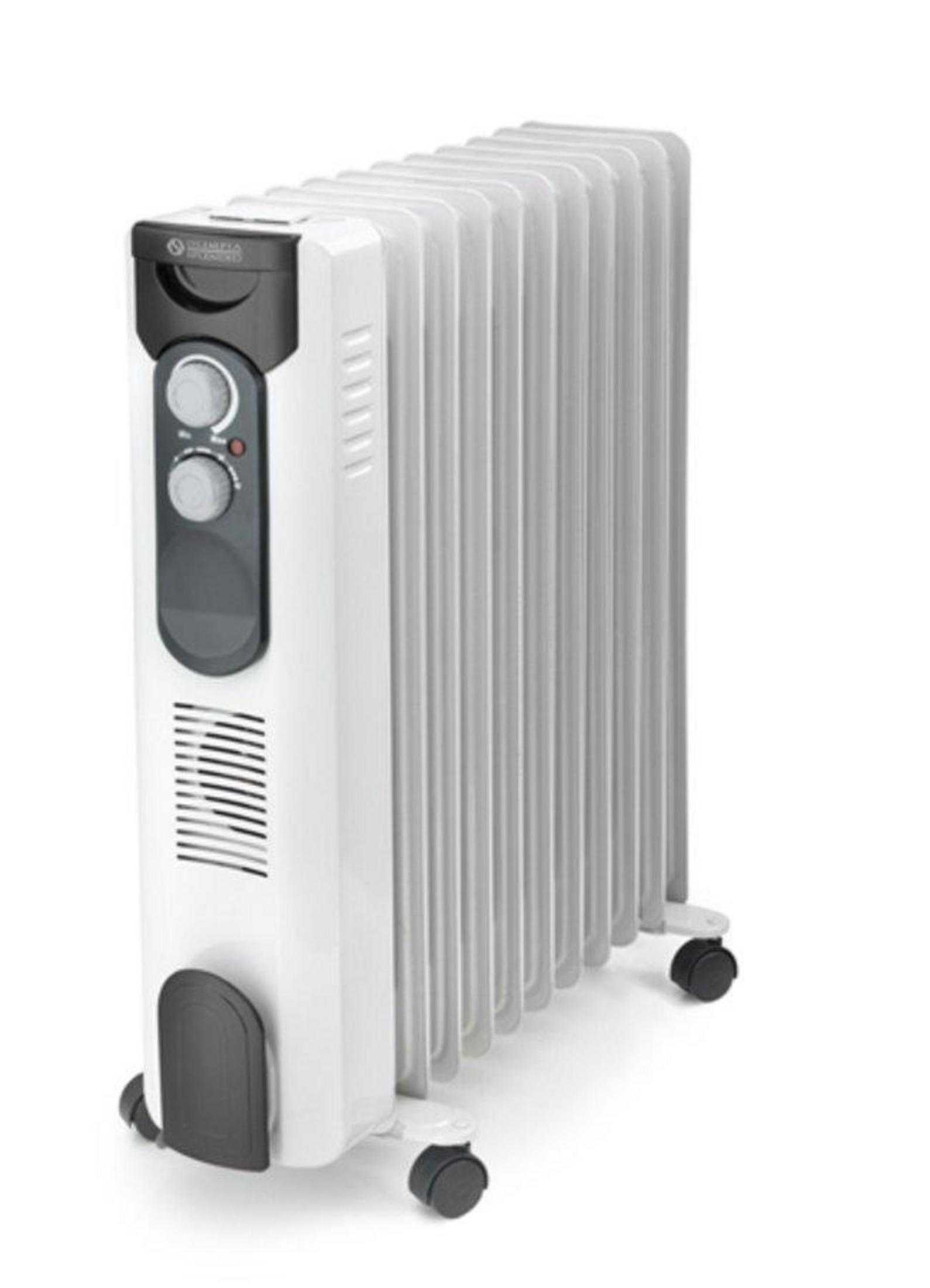 Een witte oliegevulde radiator met zwarte bedieningselementen en wielen op witte achtergrond.