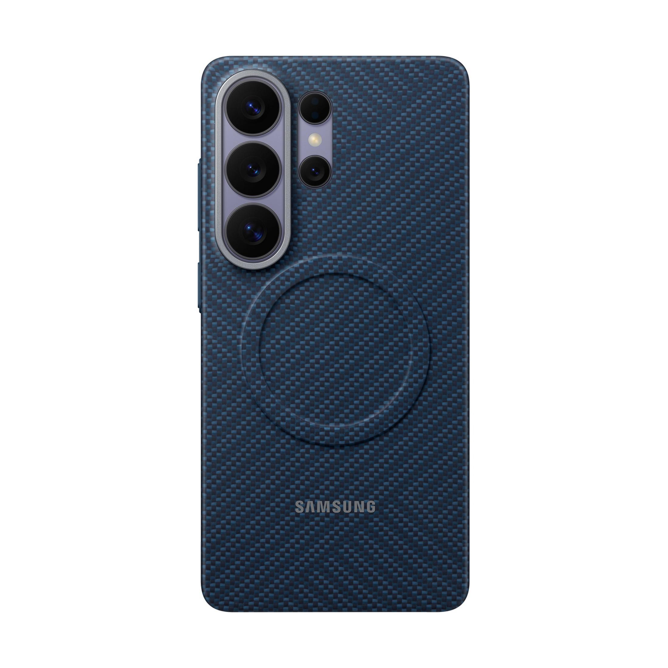 Custodia blu scuro per telefono con motivo carbonio e array di fotocamere.
