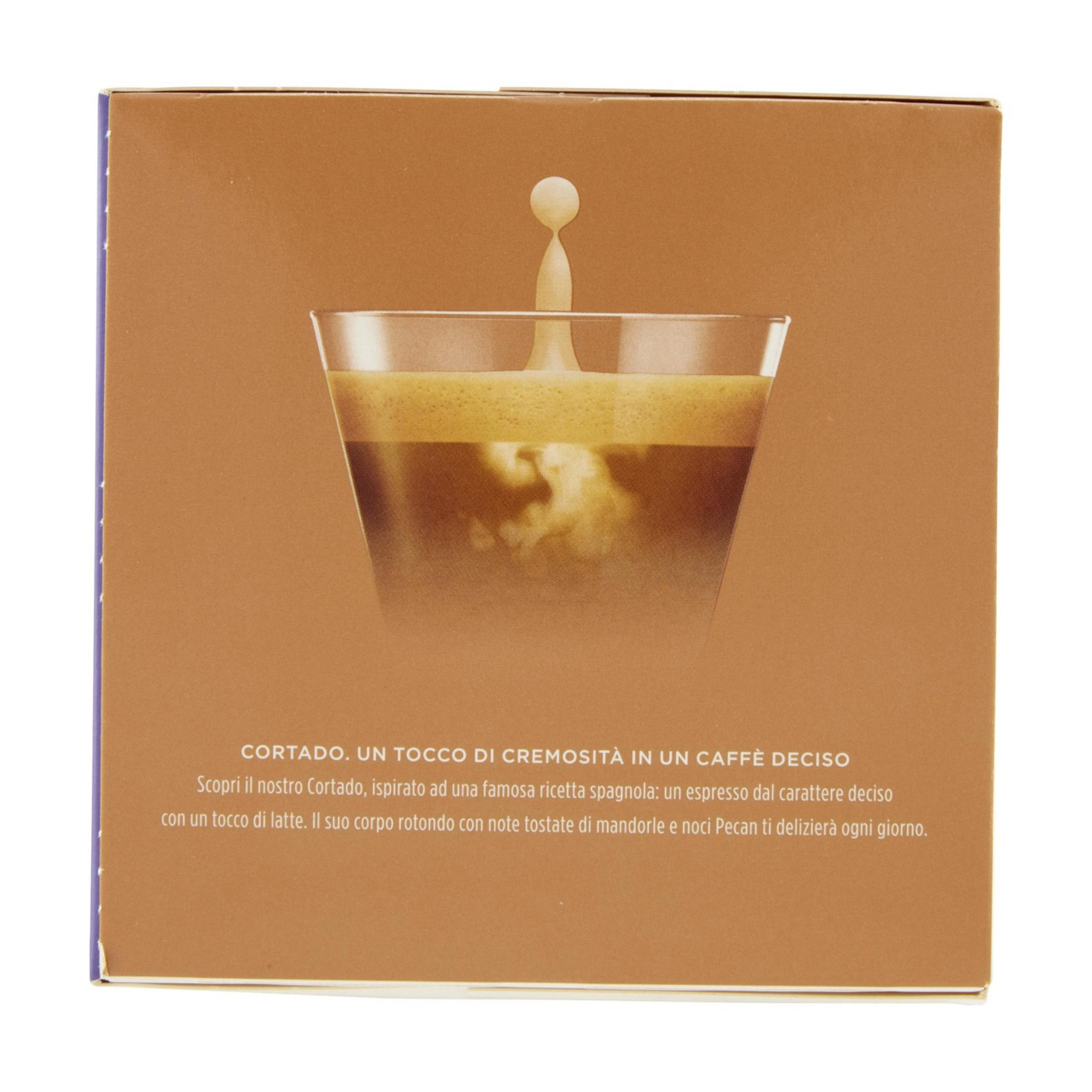 Un bicchiere di caffè con schiuma e goccia, testo accanto.