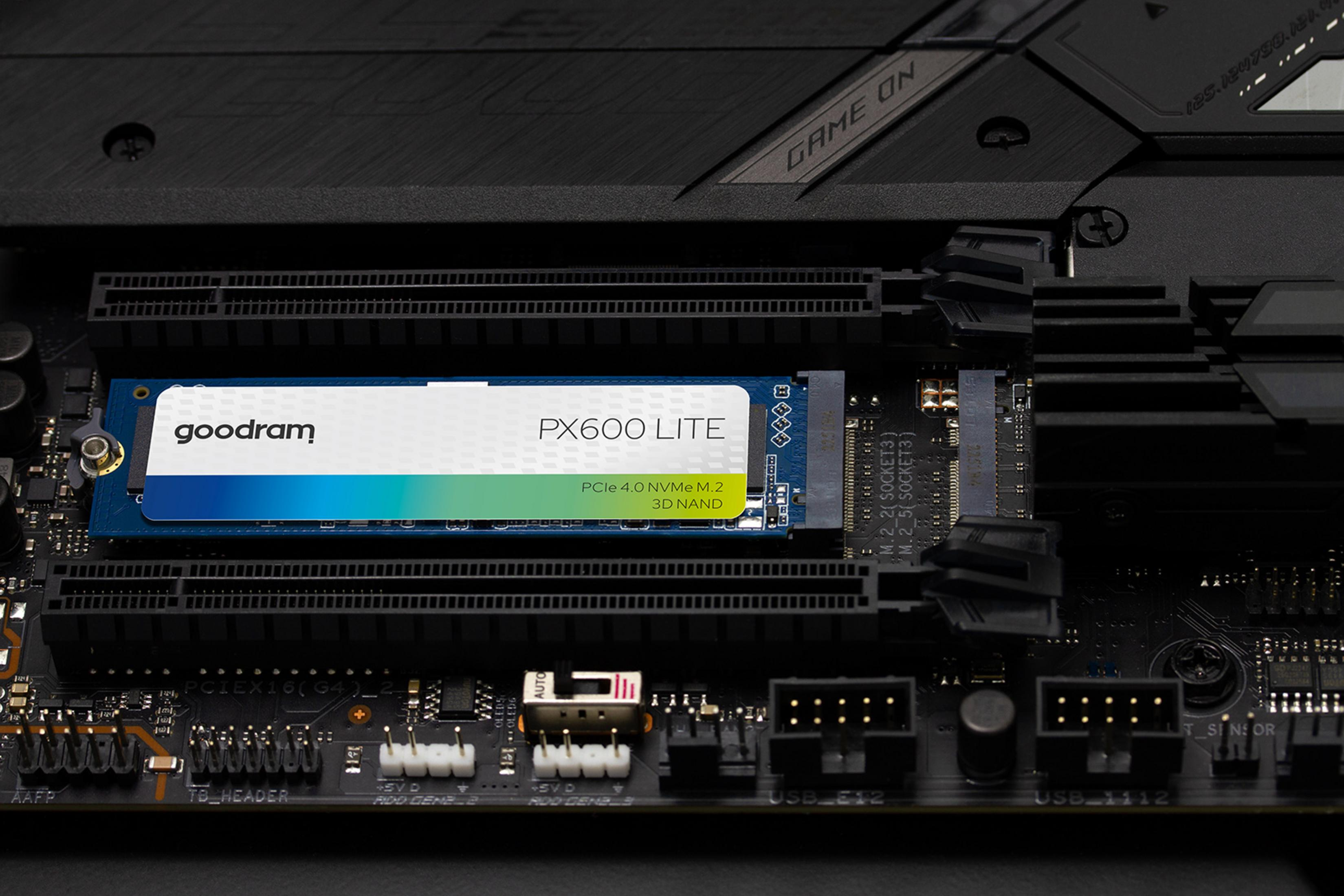 Dysk SSD M.2 Goodram PX600 LITE jest zainstalowany na płycie głównej komputera.