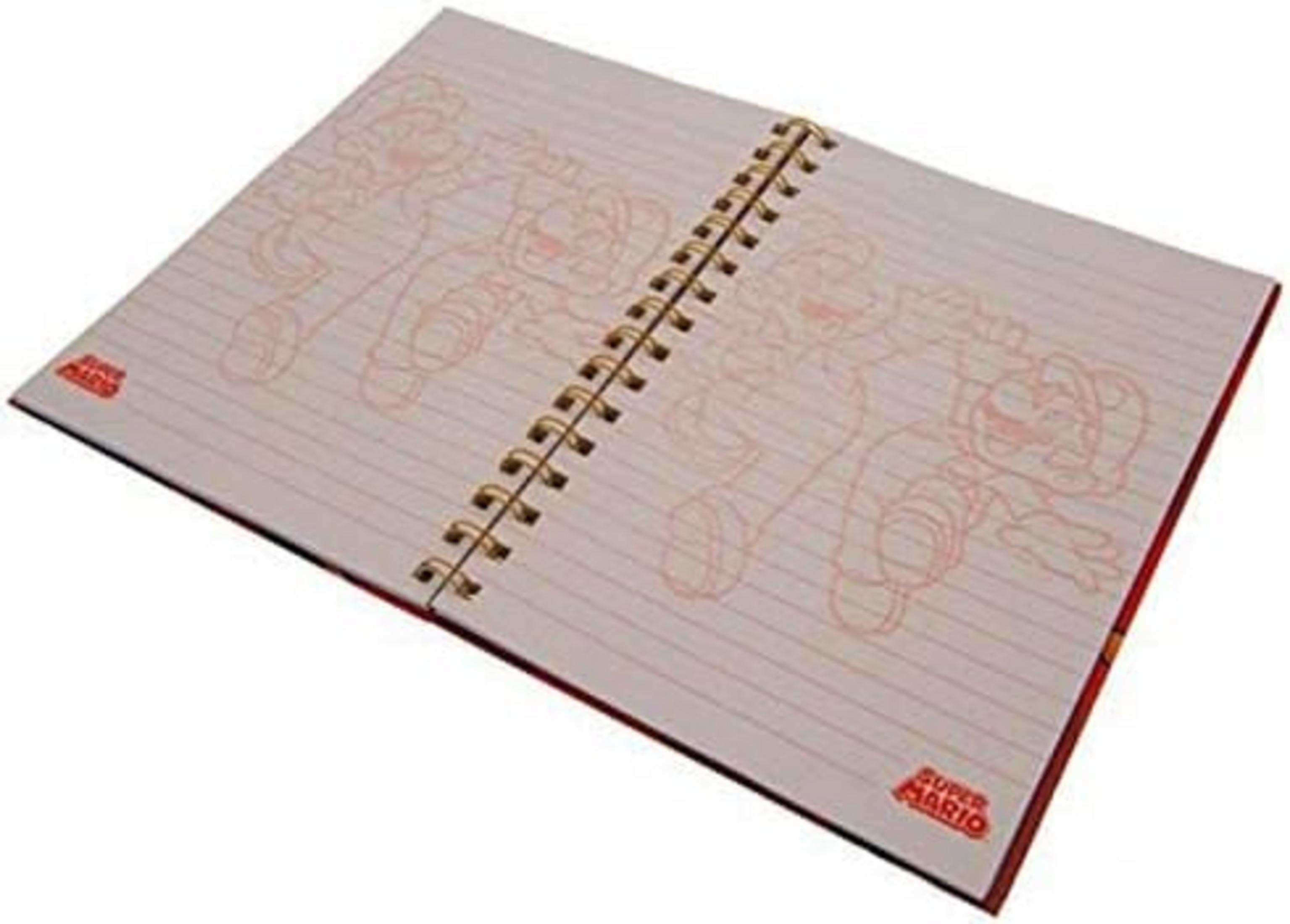 Een open notitieboek met gelinieerde pagina's met rode Super Mario-schetsen.