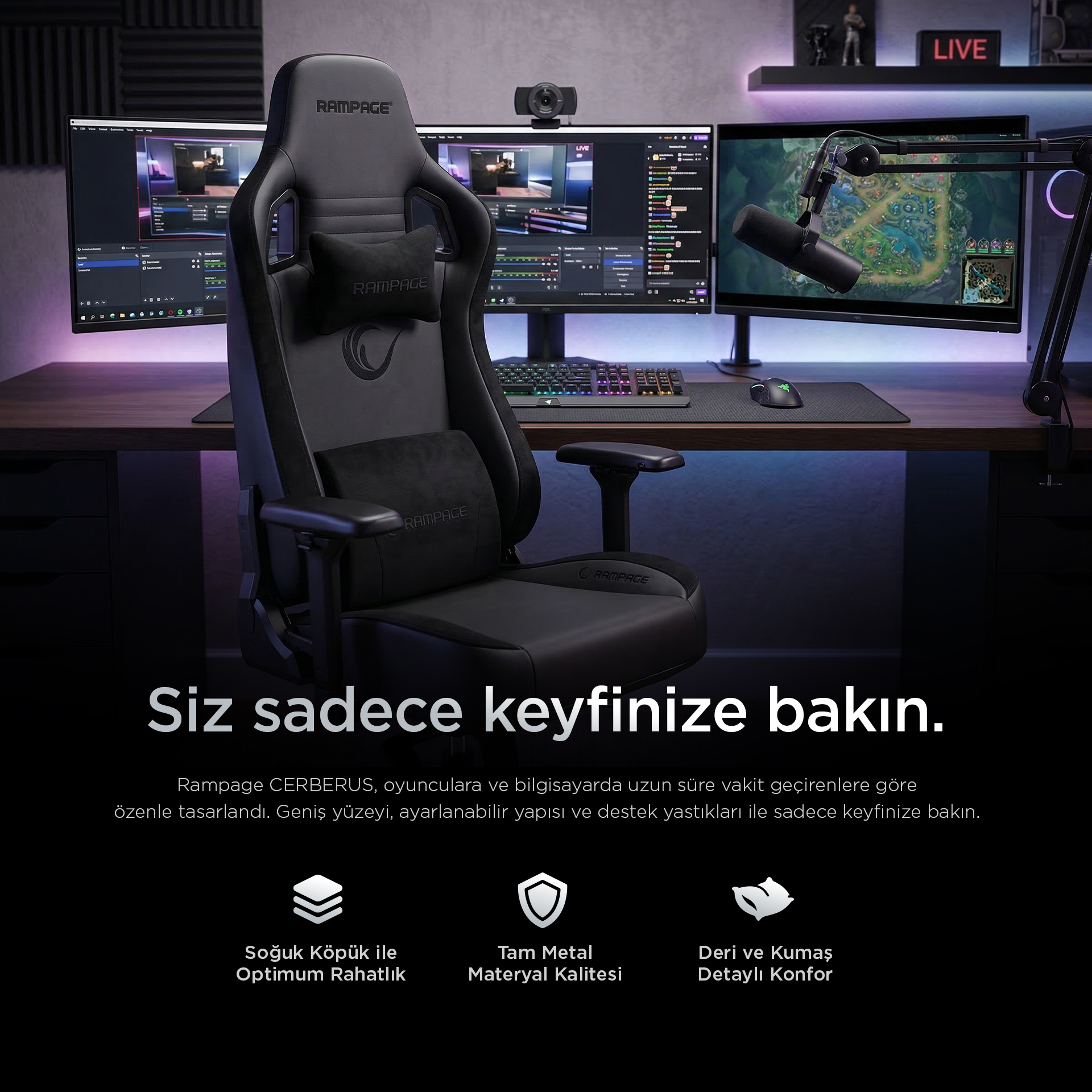 Çift monitörlü, klavyeli, fareli ve mikrofonlu siyah oyuncu koltuğu.