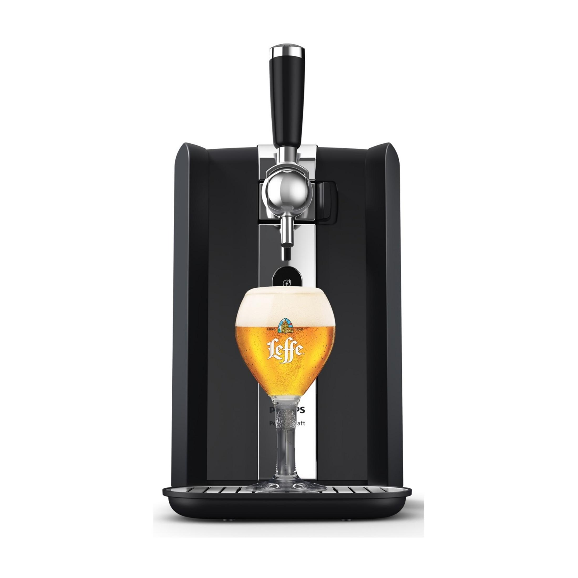 Un rubinetto per birra nero con un bicchiere di birra in fase di riempimento.
