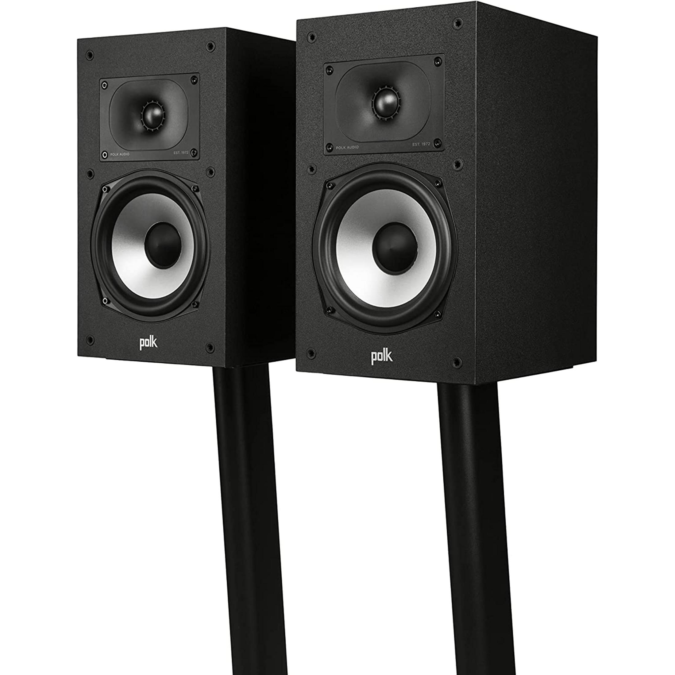 Dos altavoces Polk negros sobre soportes, fondo blanco.